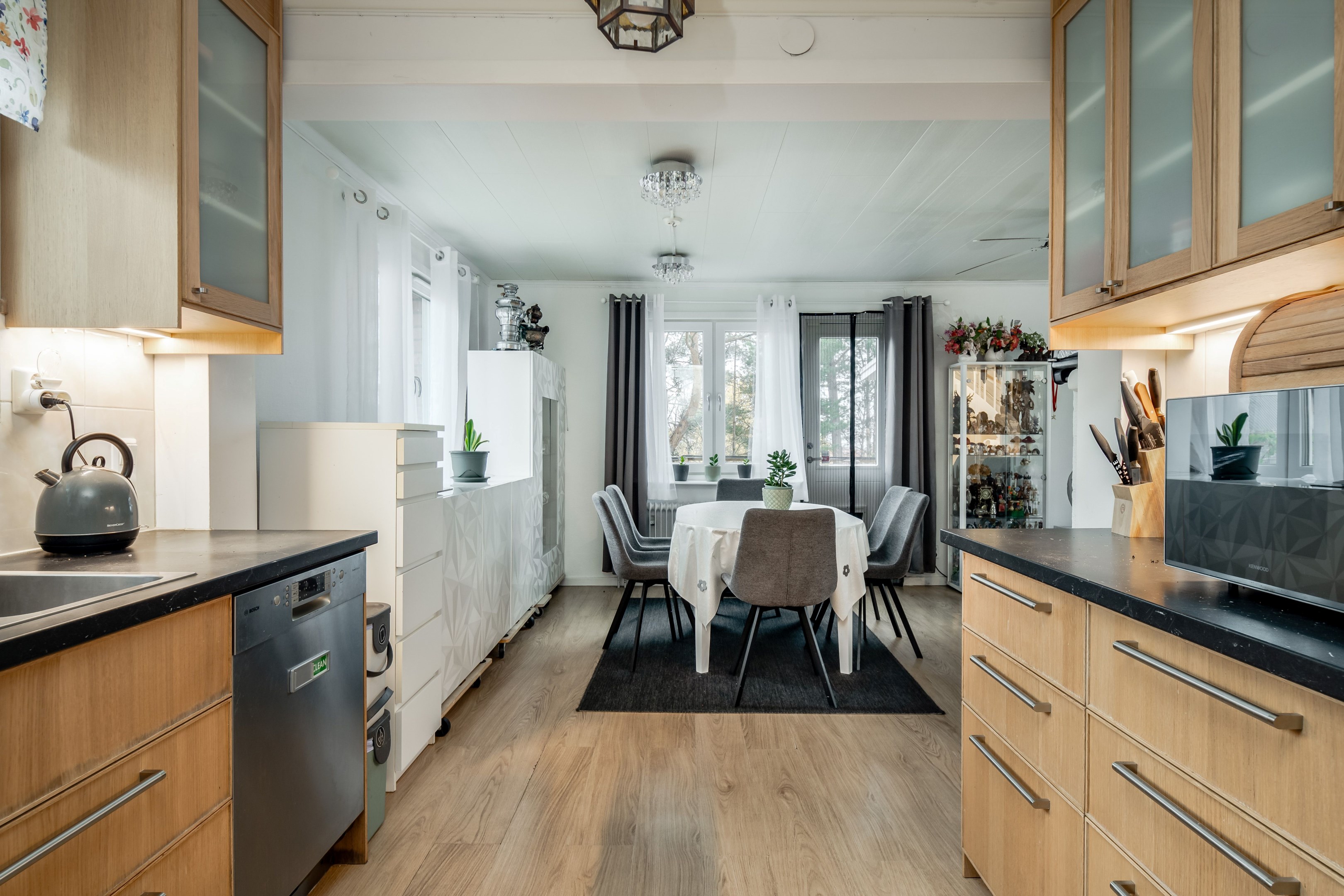 Kök i öppen planlösning mot matplats och vardagrum