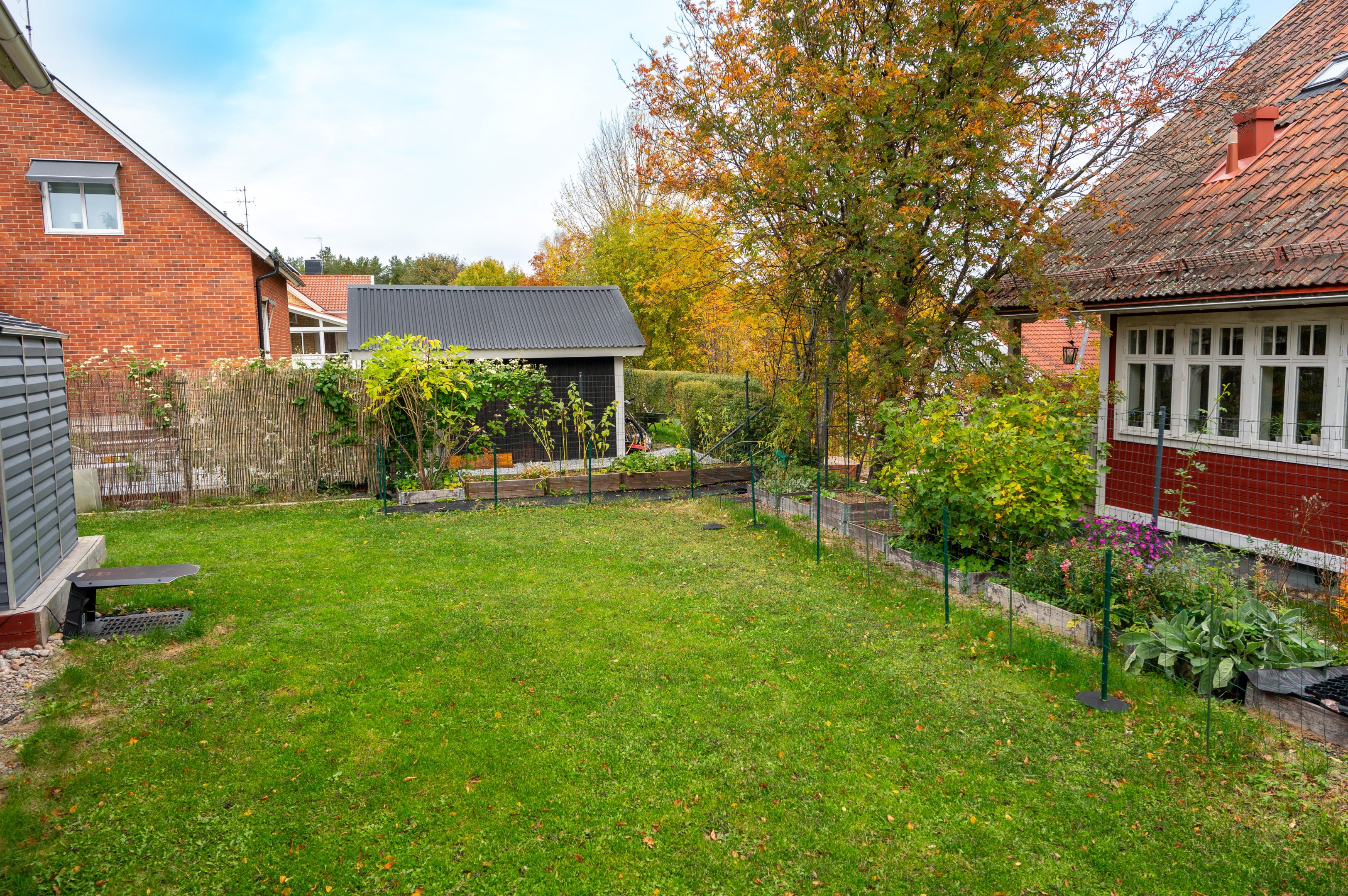 Trädgård med odlingsmöjligheter