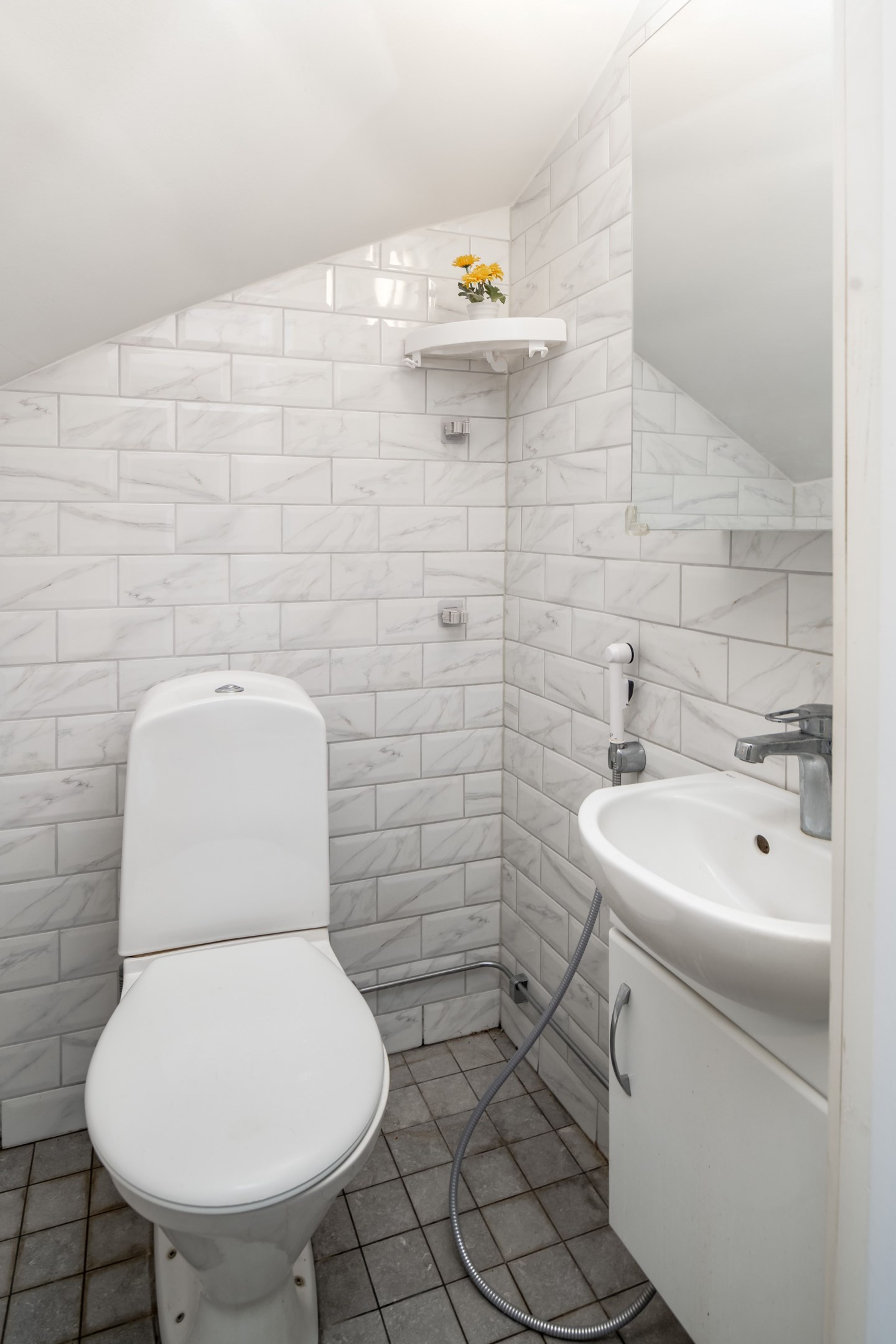 Renoverad toalett med golvvärme 2022, suterrängplan