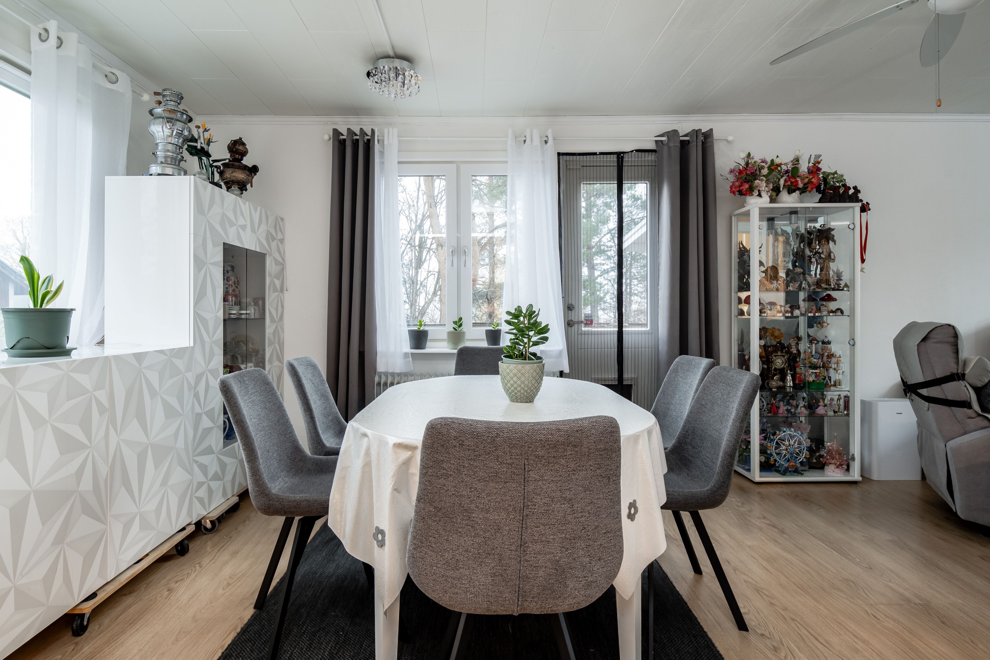 Matplats med utgång till altan