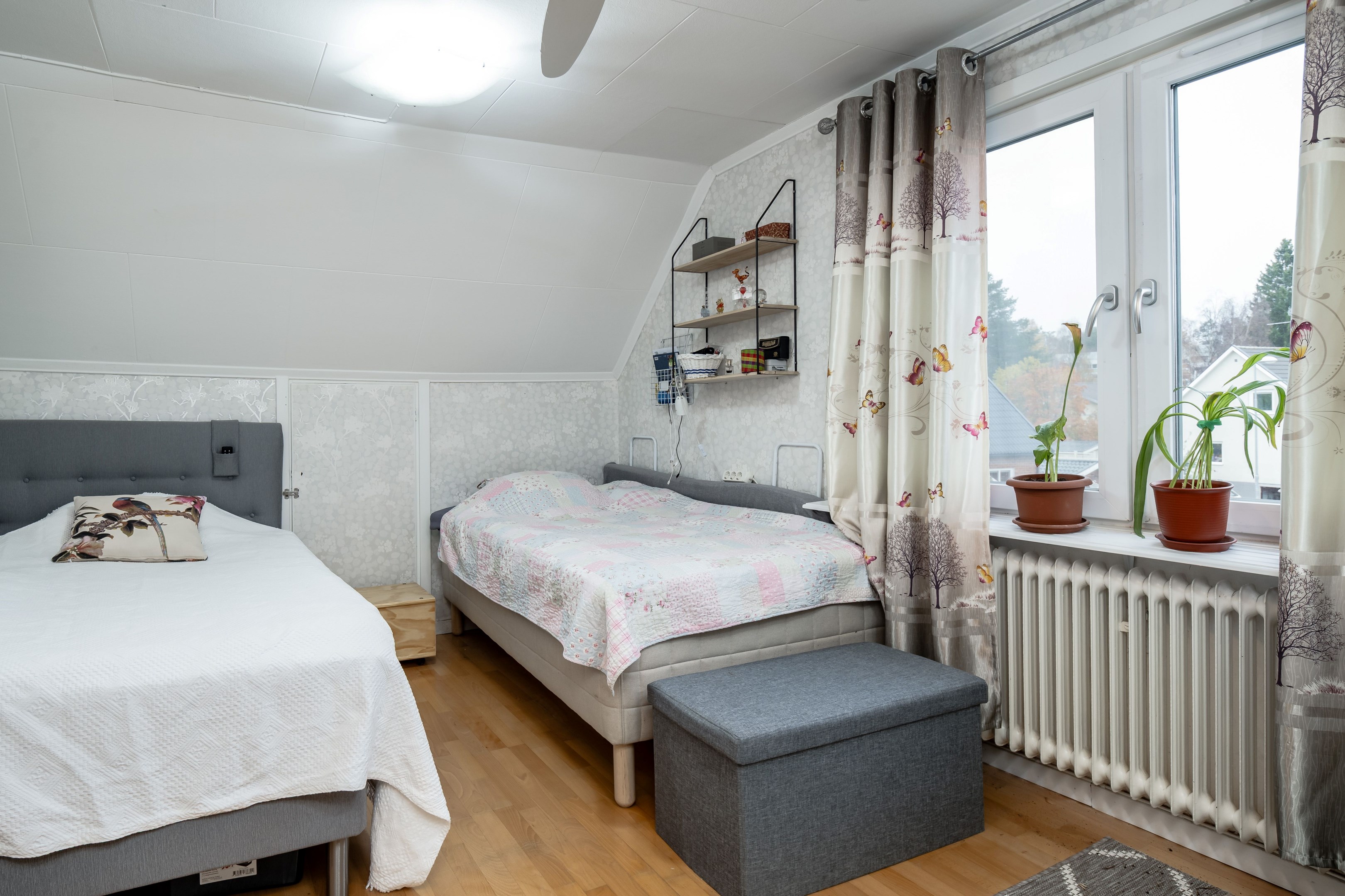 Sovrum övervåning med hel garderobsvägg