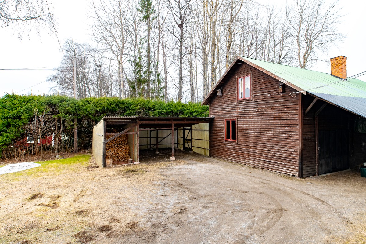 Gårdshus med stor loge, 2 carportar