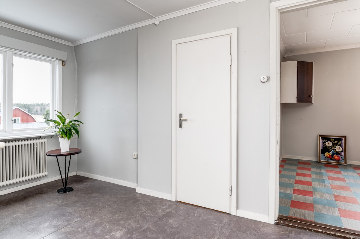 Hall med kallvind/förvaring mot kök övervåing