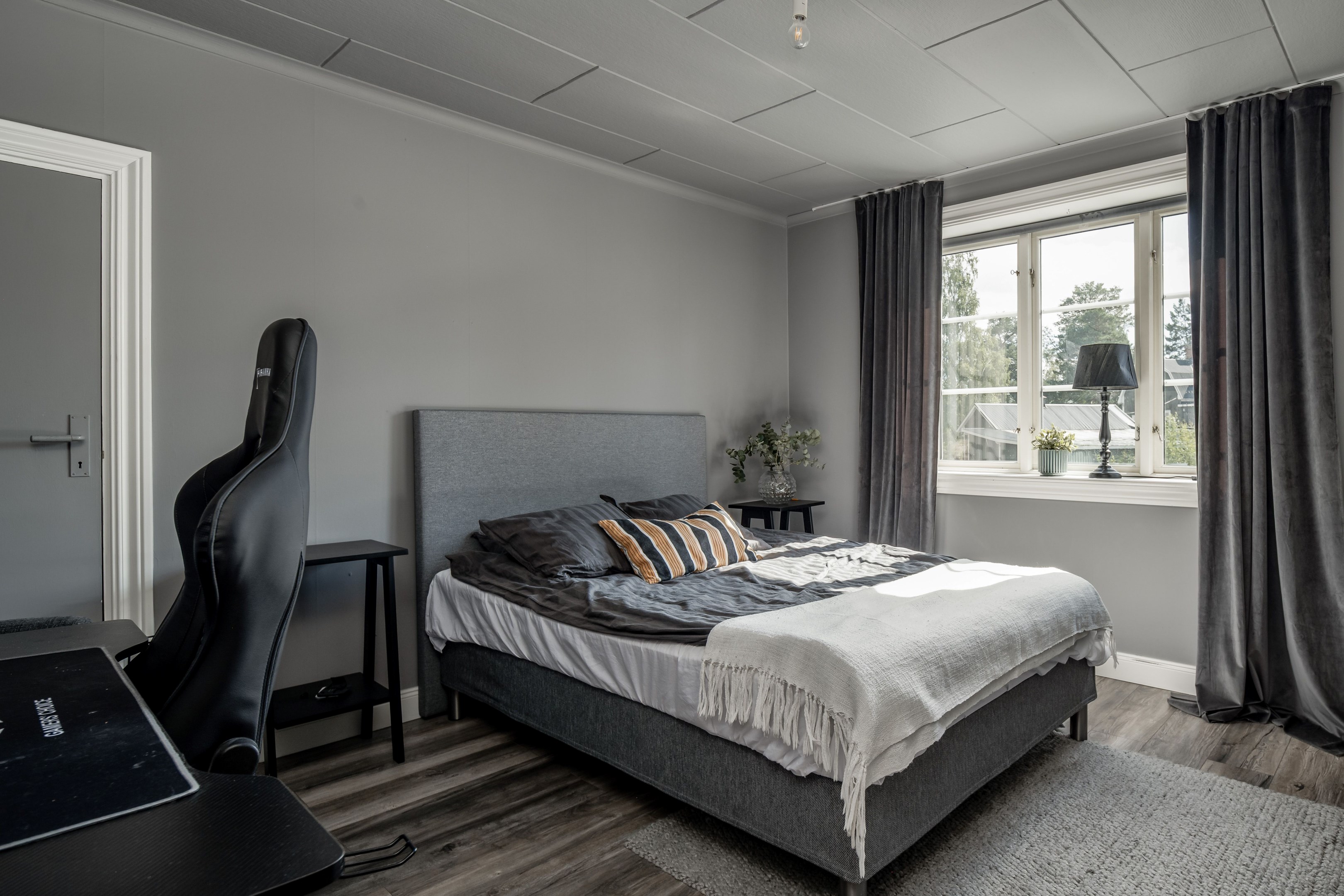 Sovrum övervåning med två st klädkammare