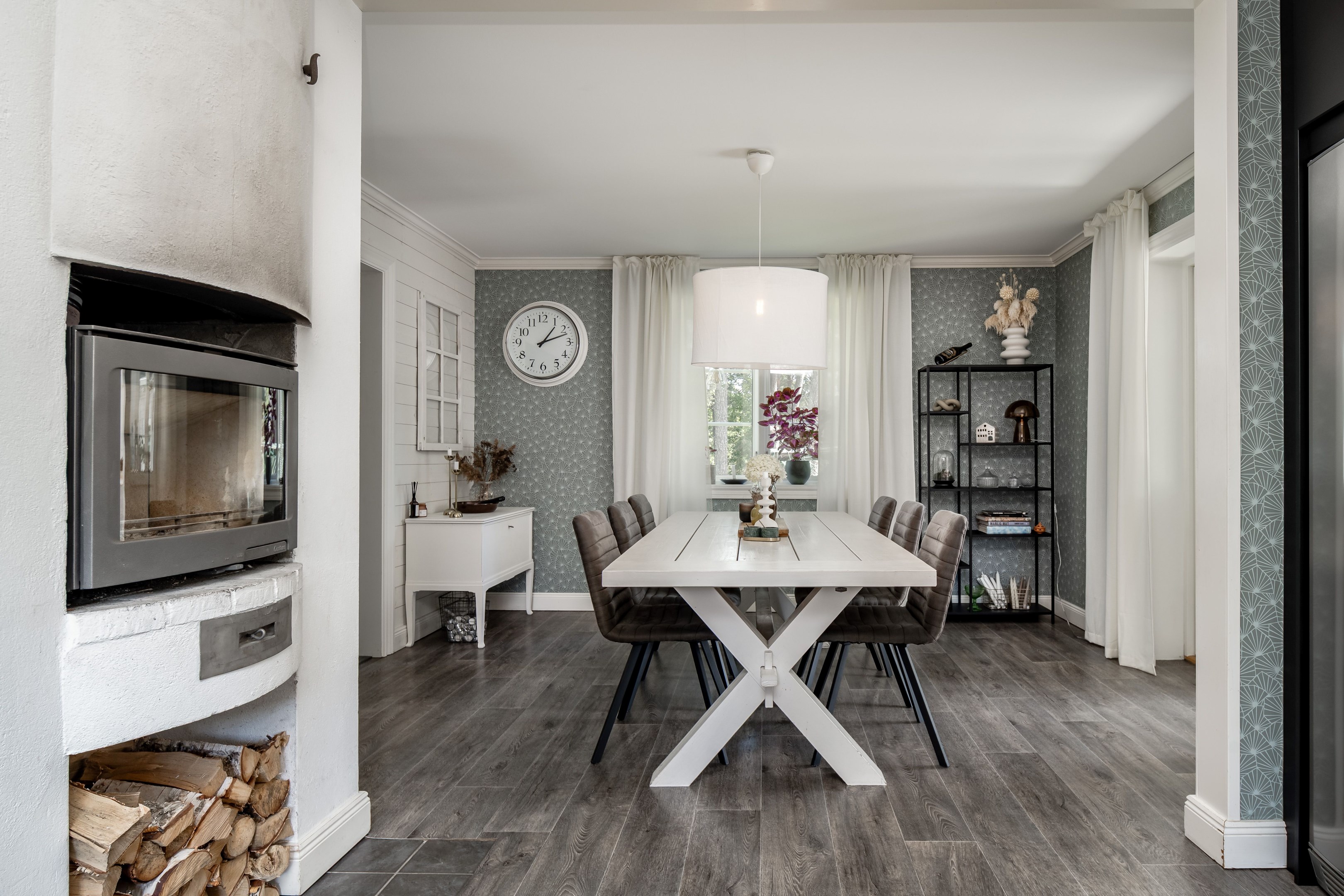 Matplats öppet mot uterum och allrum