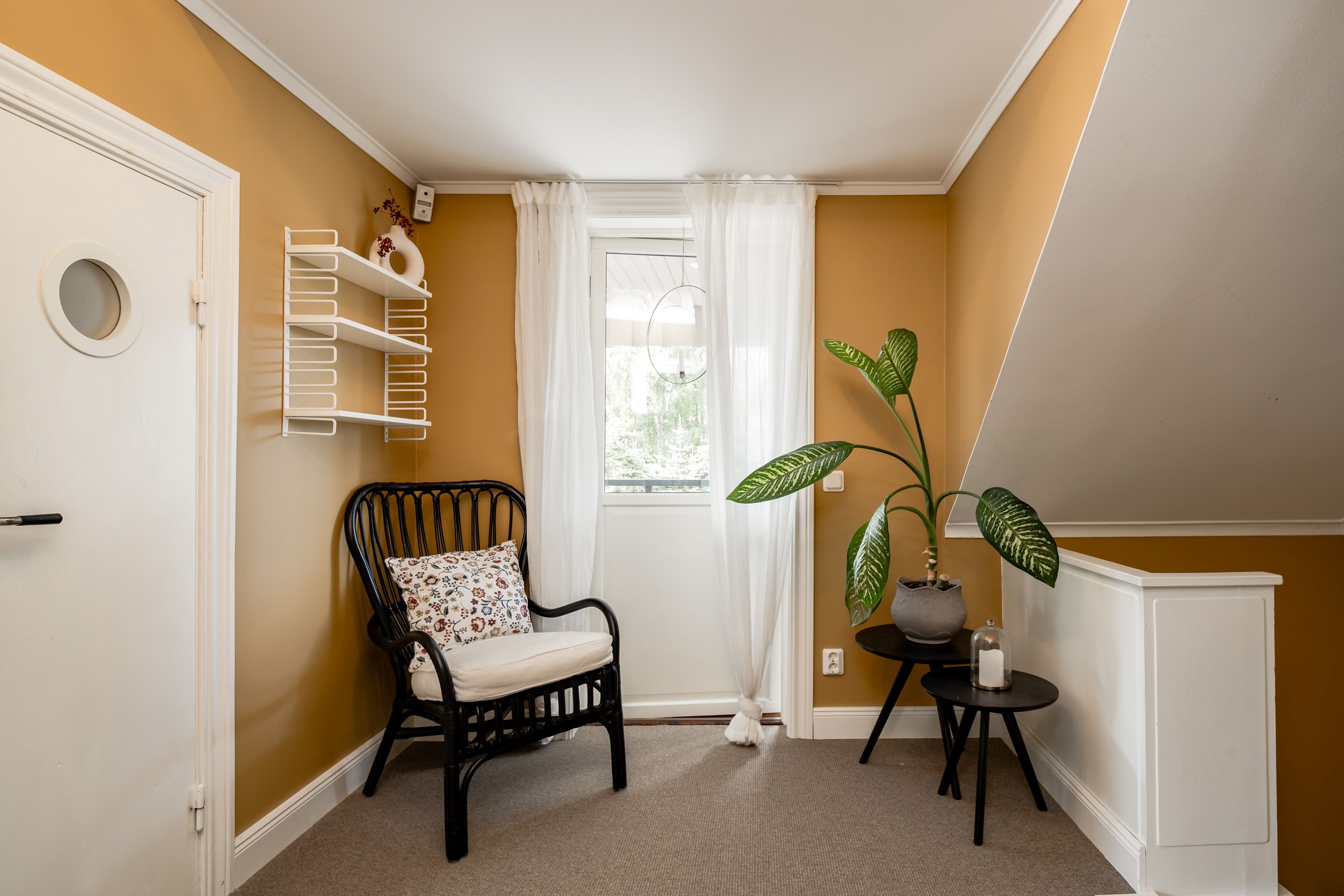 Hall övervåning med utgång till balkong under tak