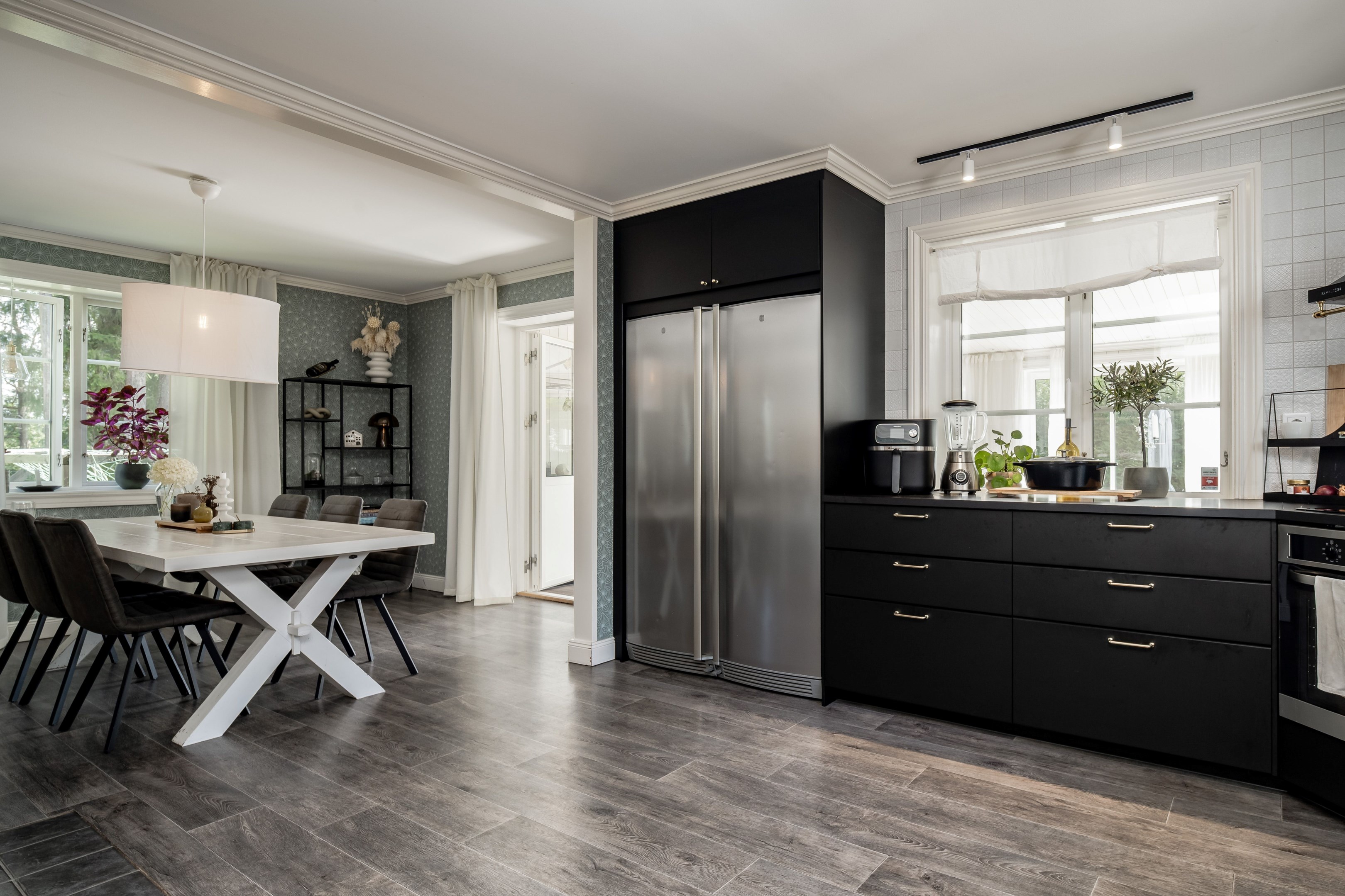 Stort kök med kamin och utgång till varmbonat uterum