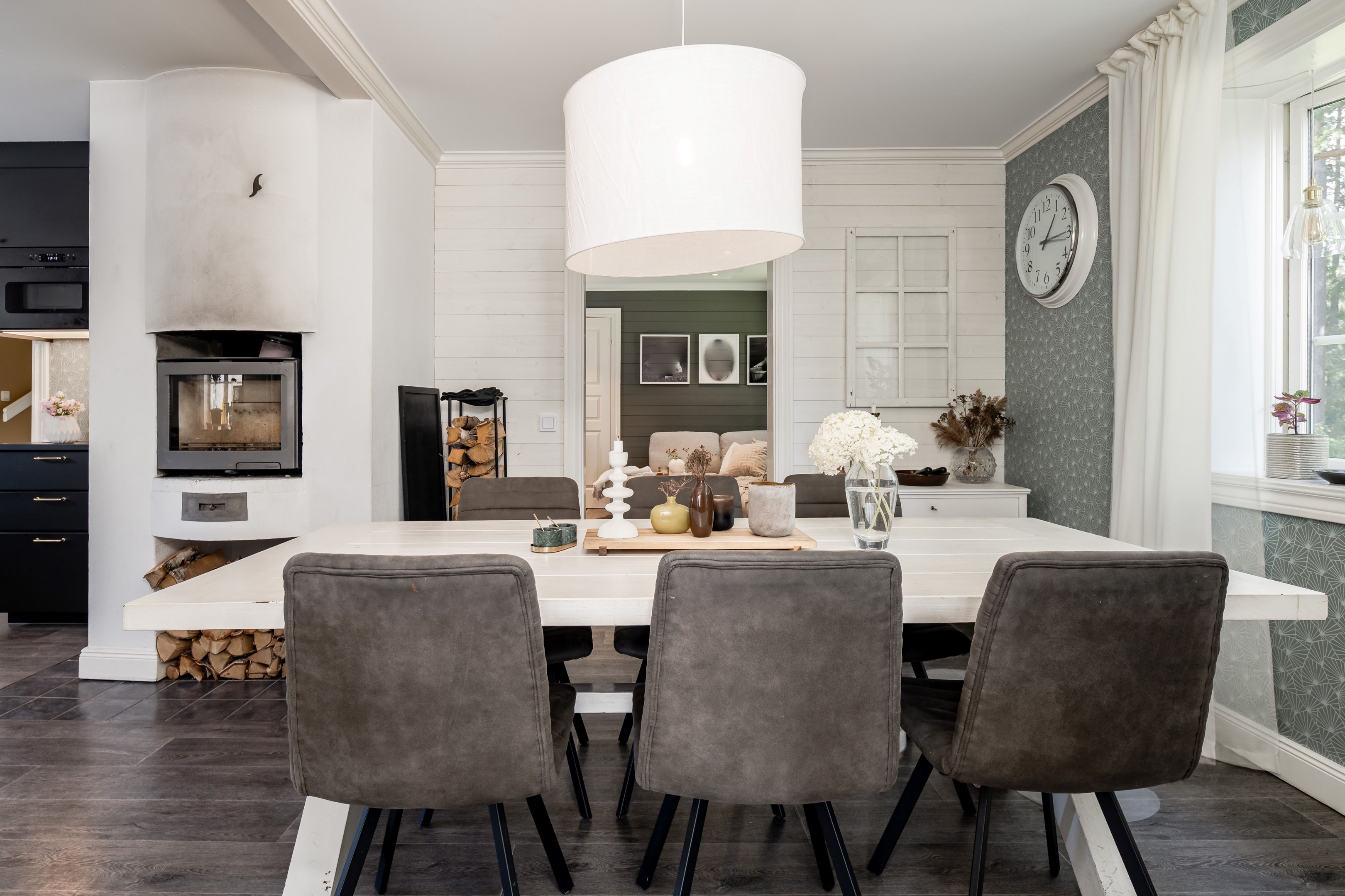 Matplats i kök mot allrum