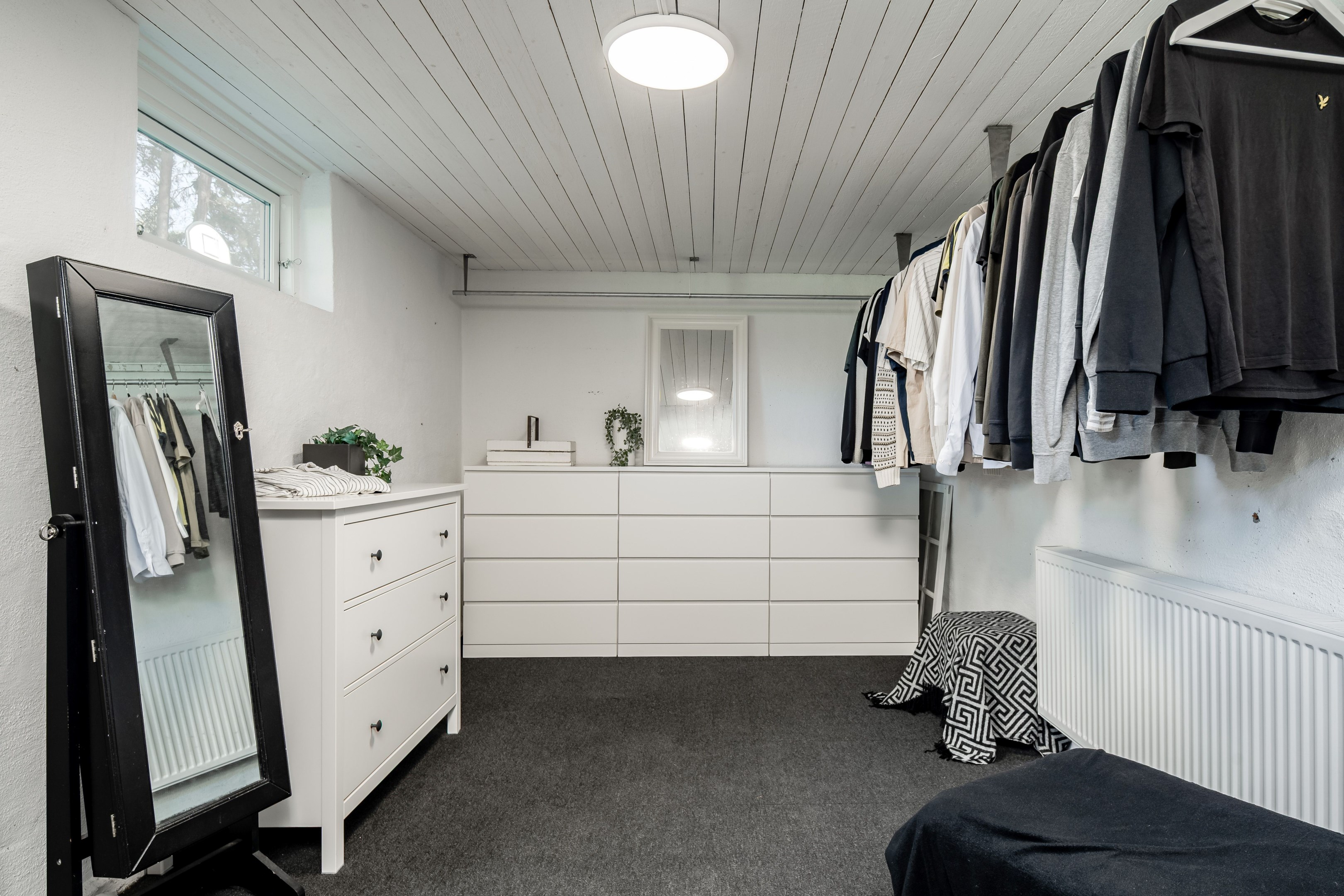 Hobbyrum/sovrum/dressingroom i källaren