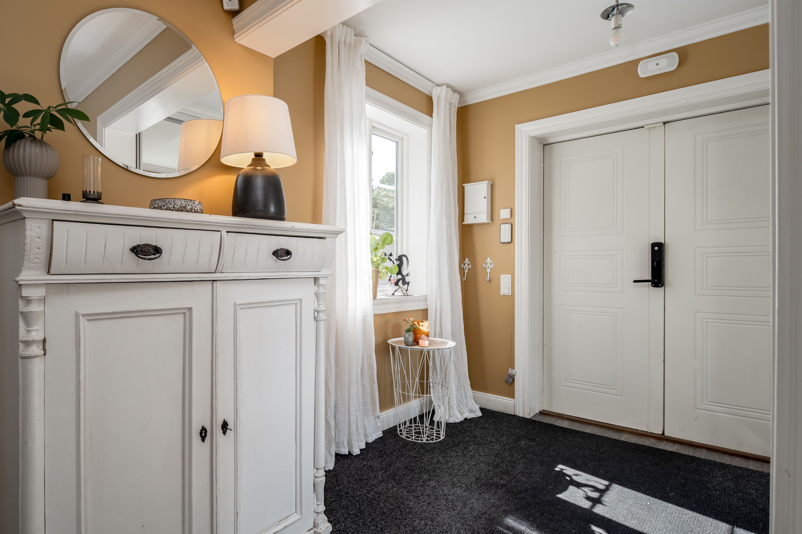 Rymlig hall med garderober