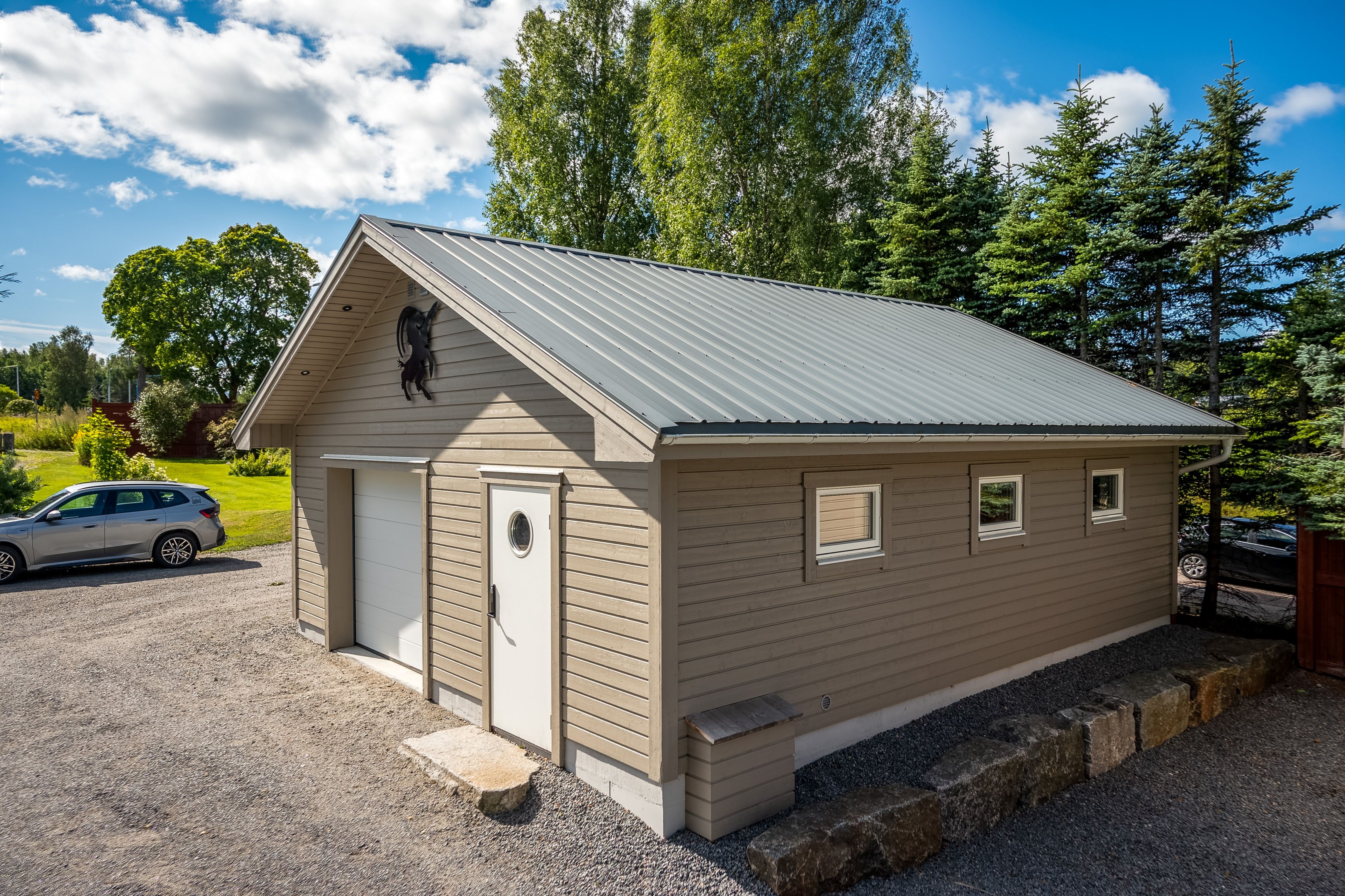 Dubbelgarage med enkel port