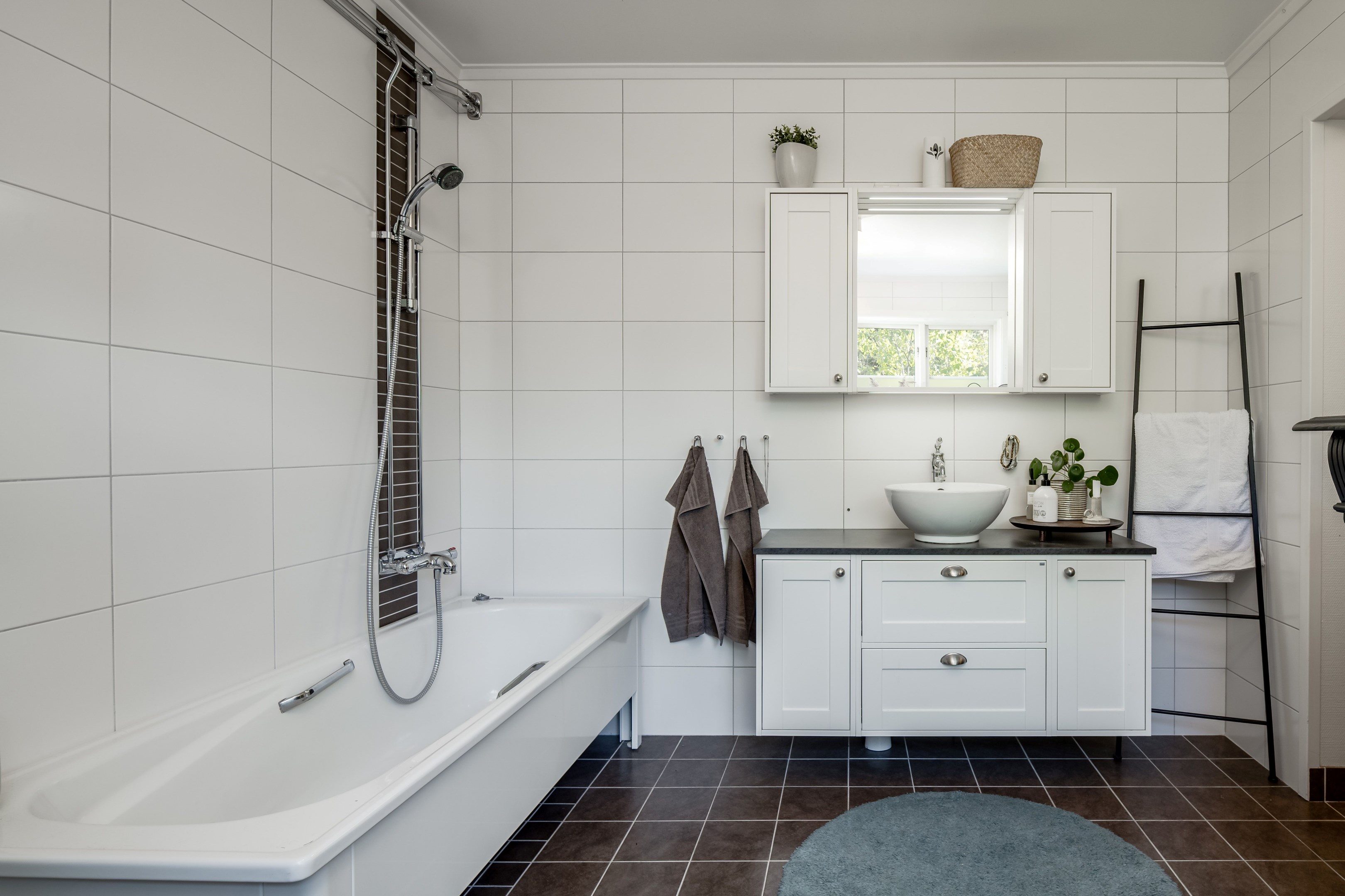 Badrum med både badkar och dush