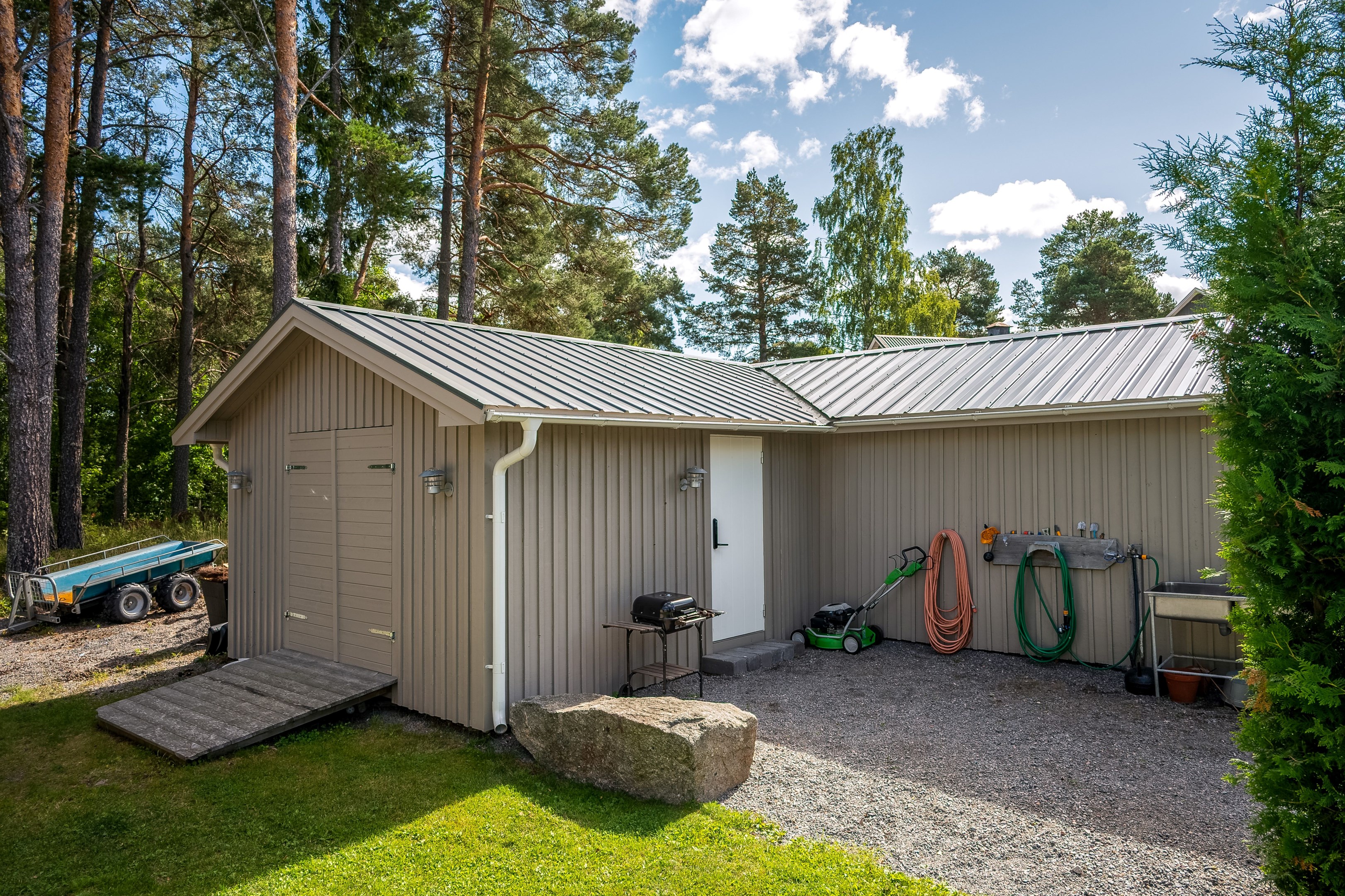 Stort kallgarage i vinkel