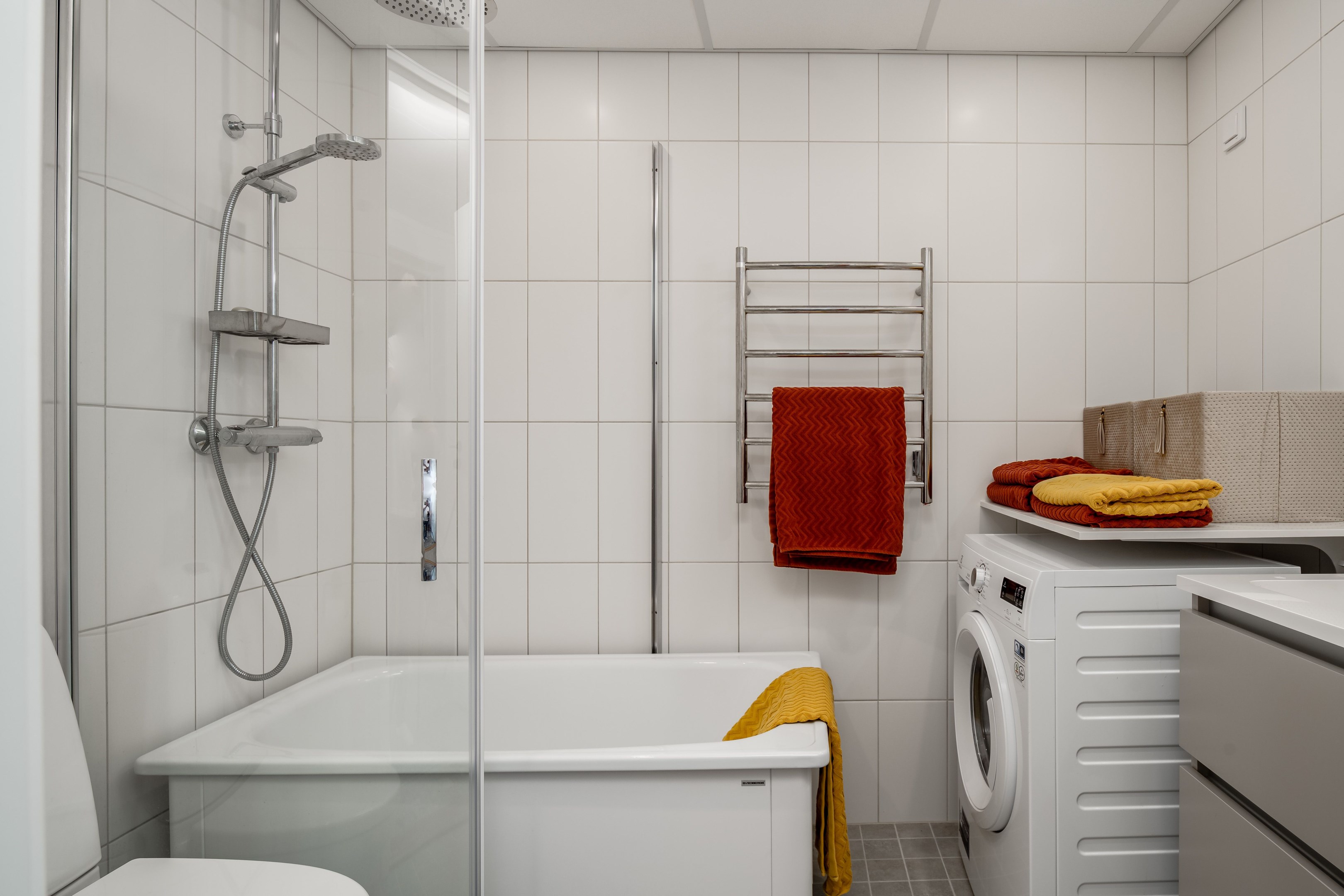 Badrum med kakel och klinker (golvvärme)