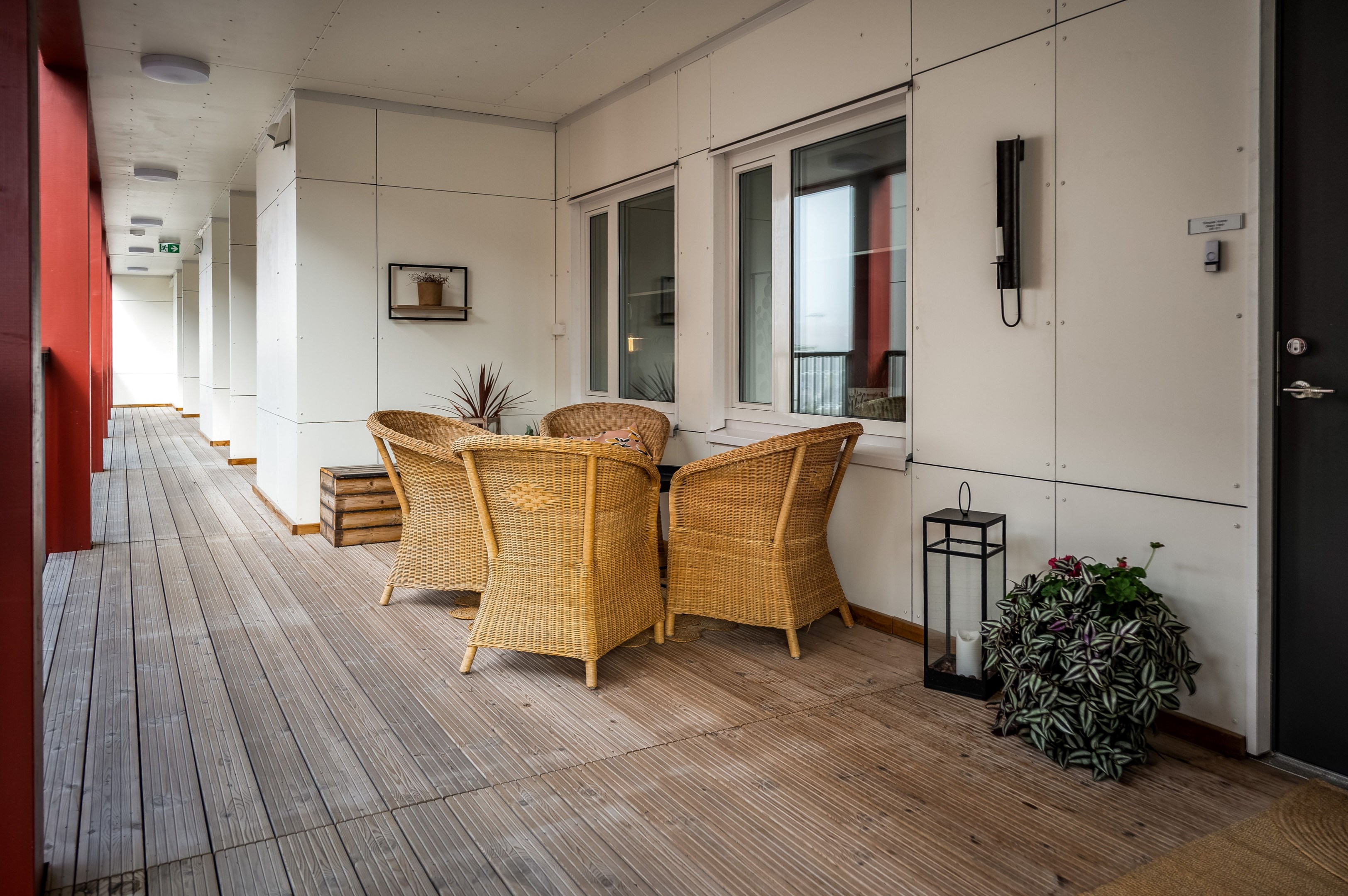 Rymlig uteplats vid entén