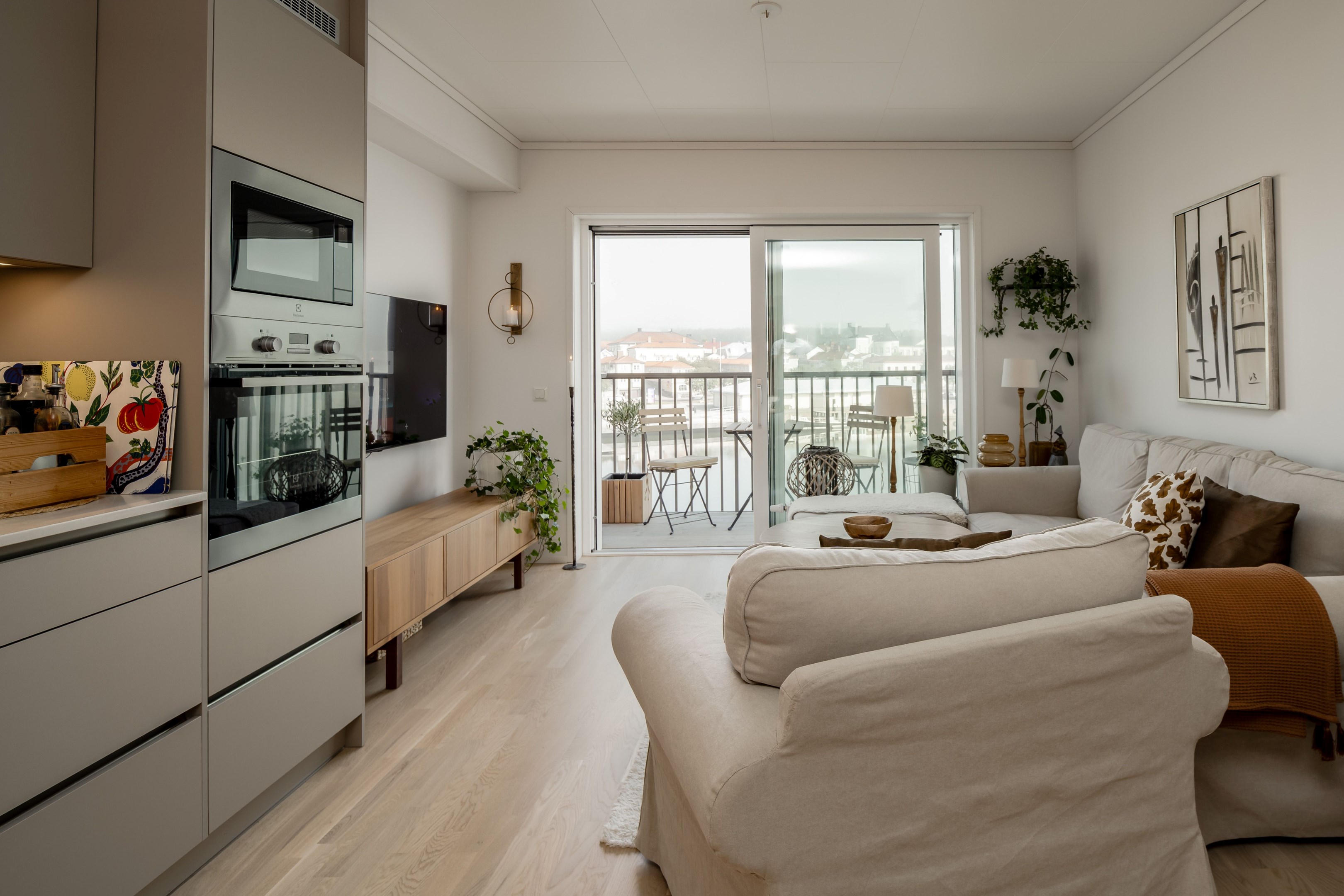 Stora fönsterpartier mot havet