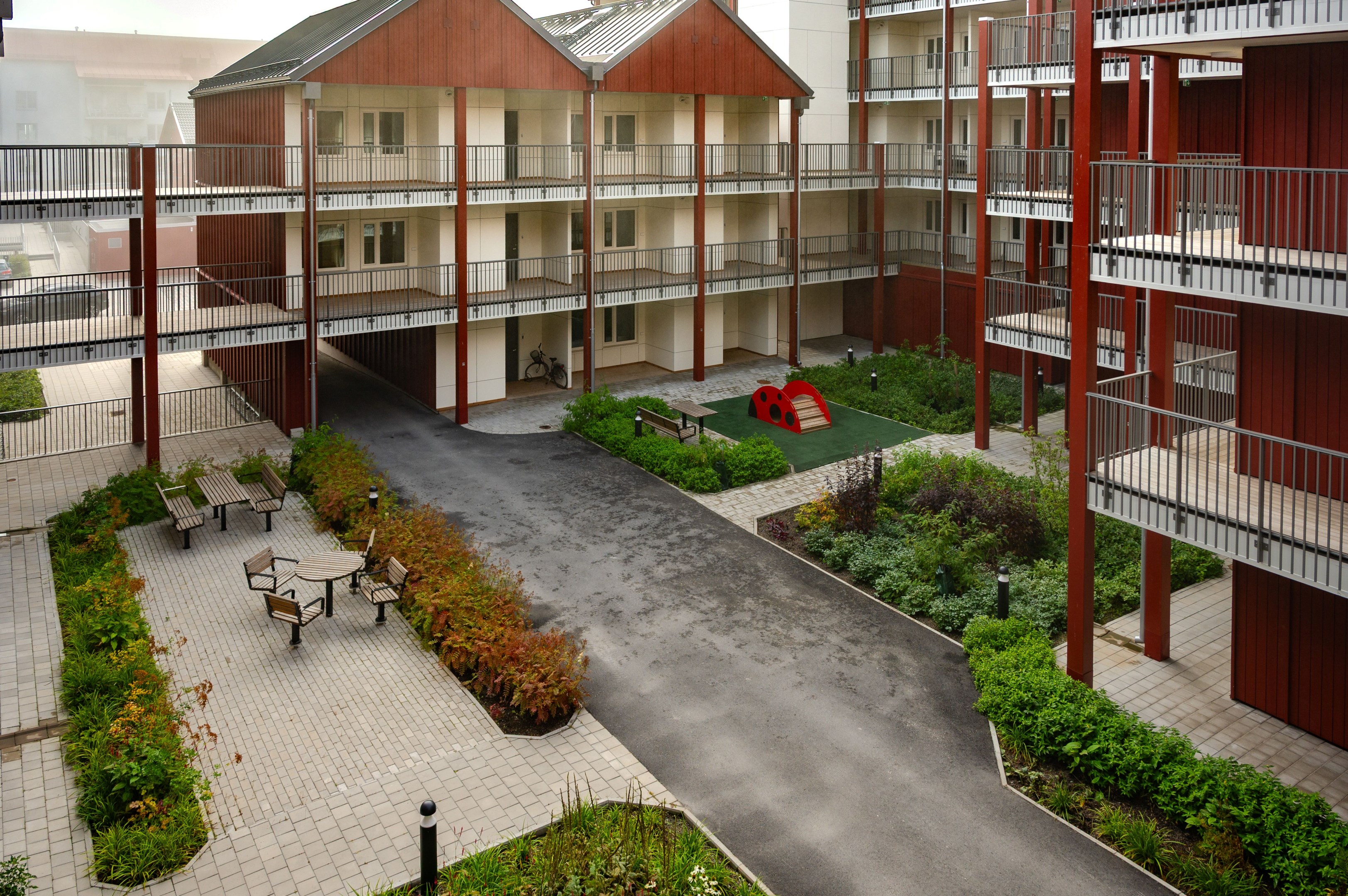 Fin innergård med bänkar och mindre lekplats