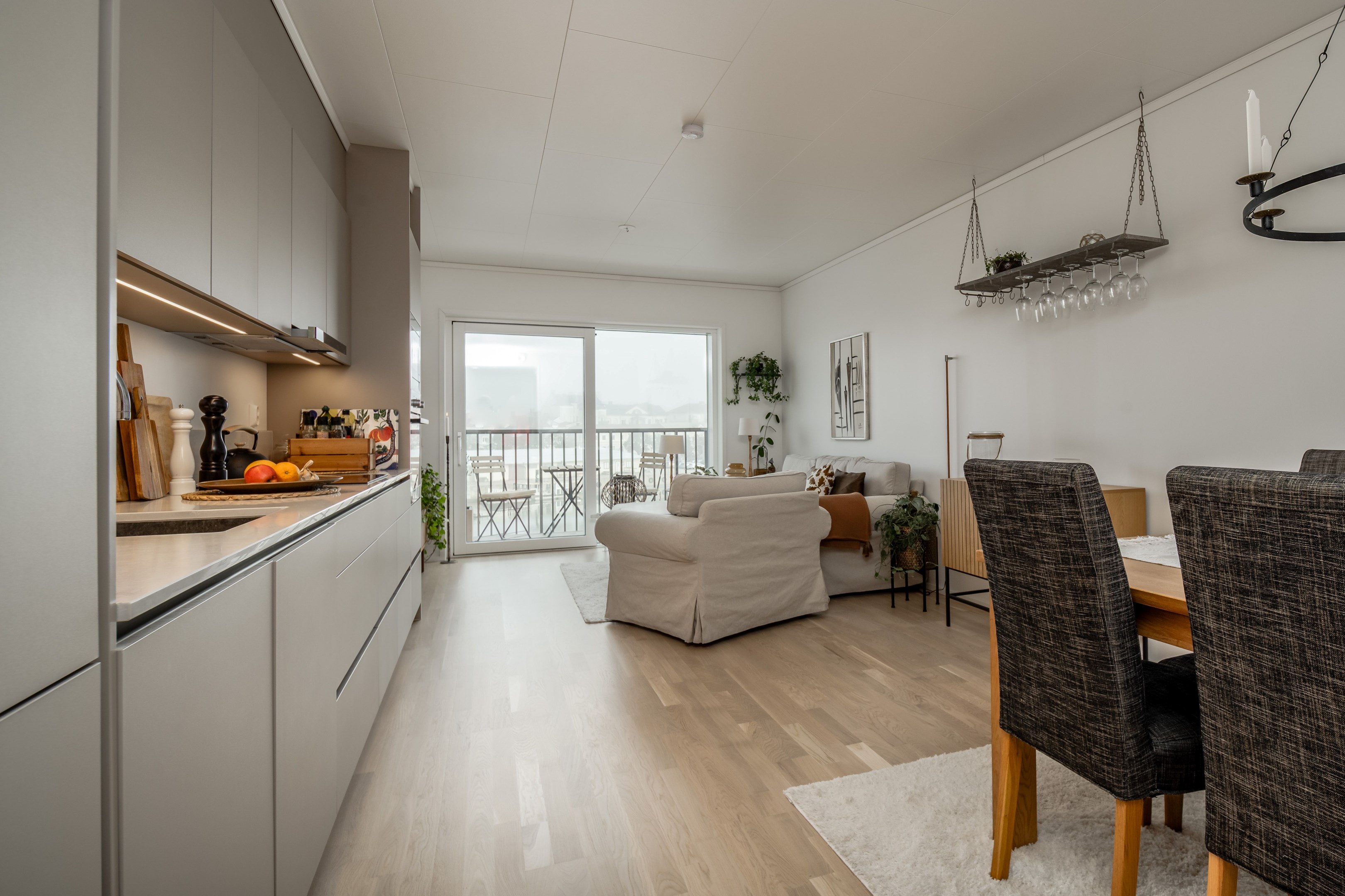 Vardagsrum och kök i öppen planlösning