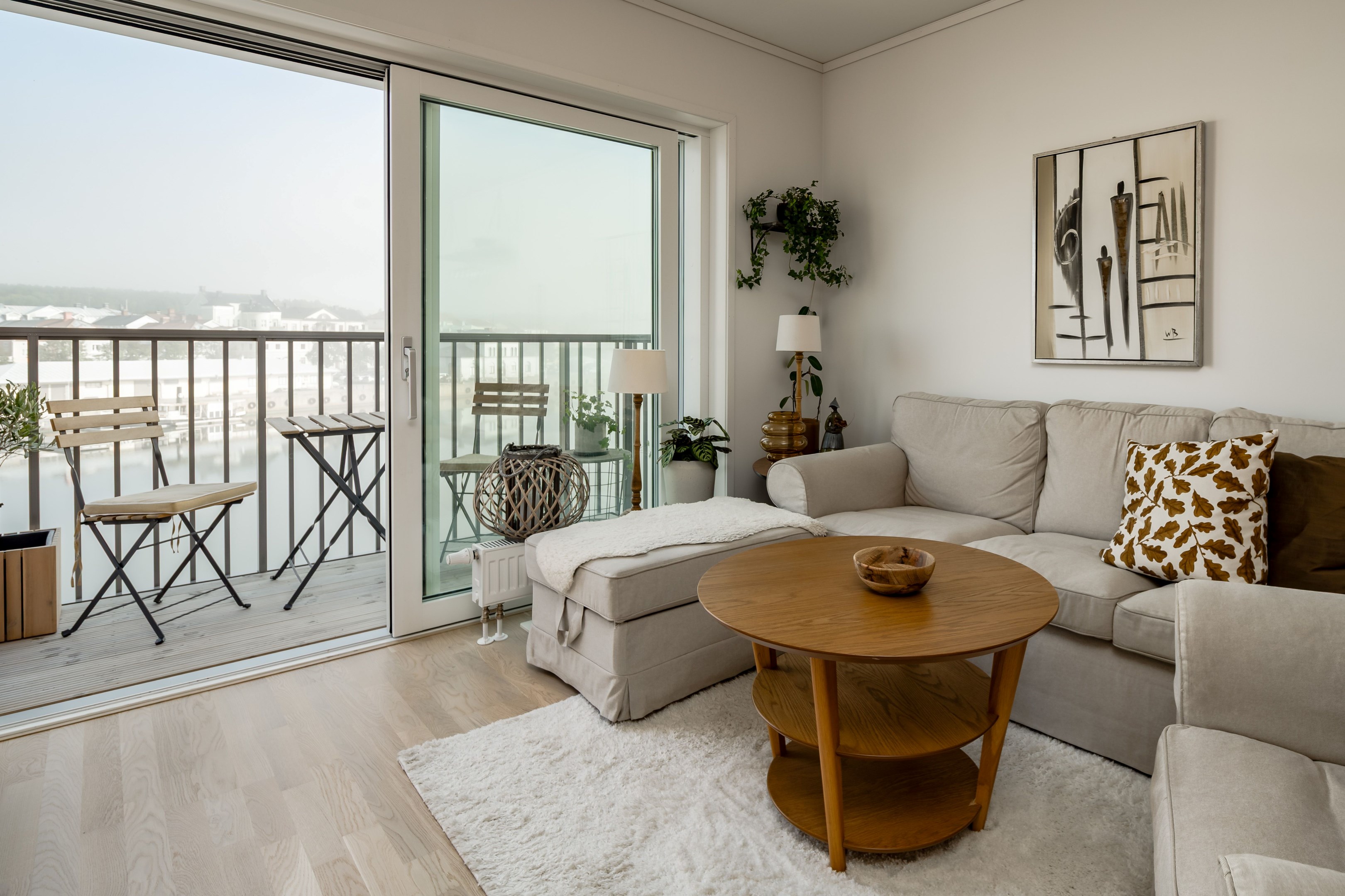 Utgång till balkong med hög skjutdörr