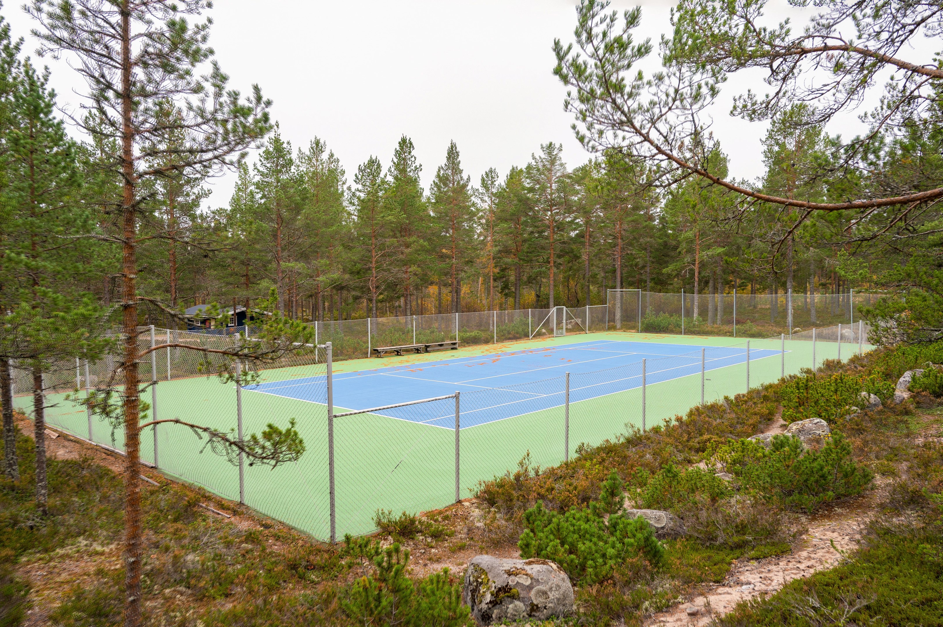 Tennisbana finns på området liksom basketplan och minigolfbana