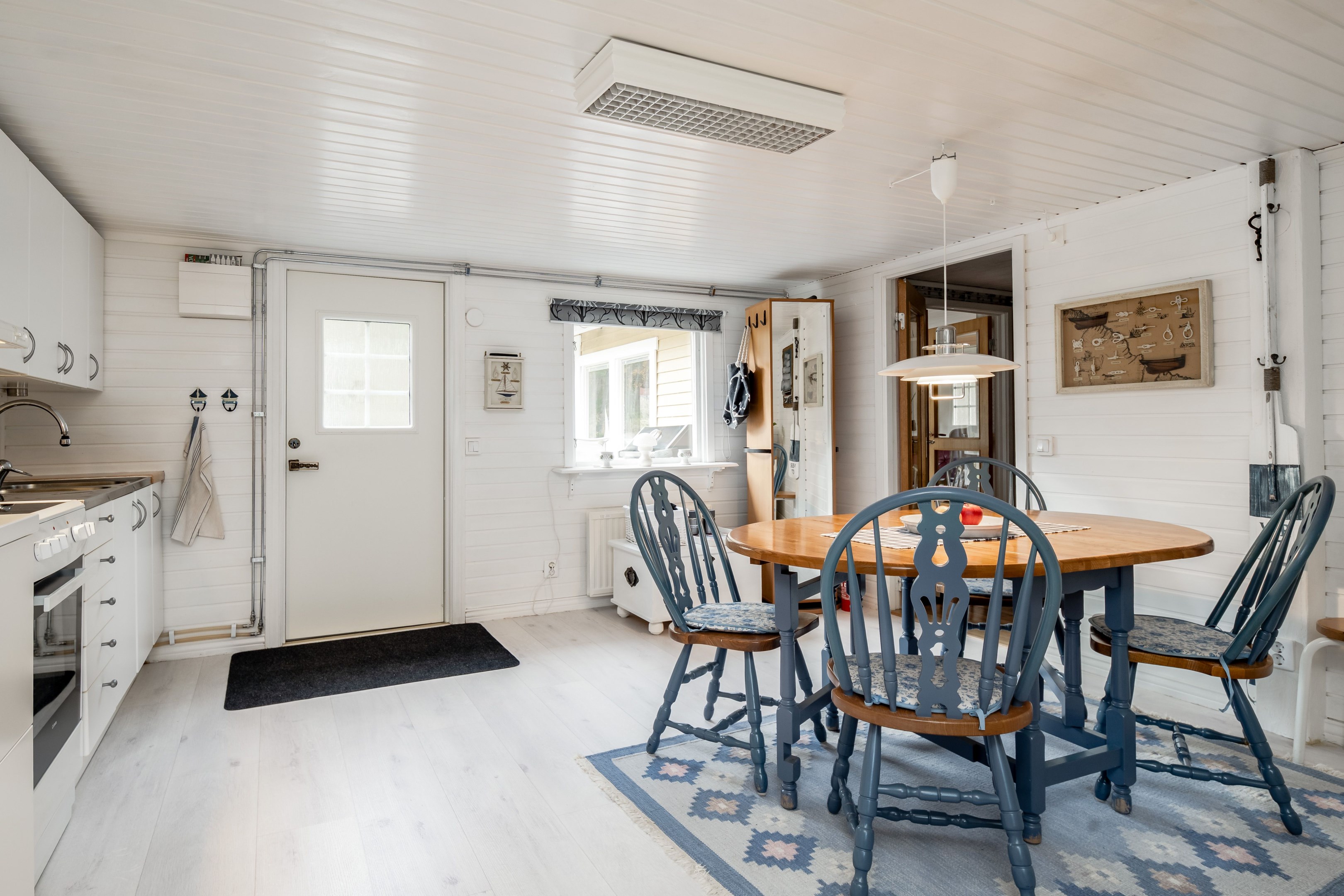 Ljust kök med plats för större matgrupp