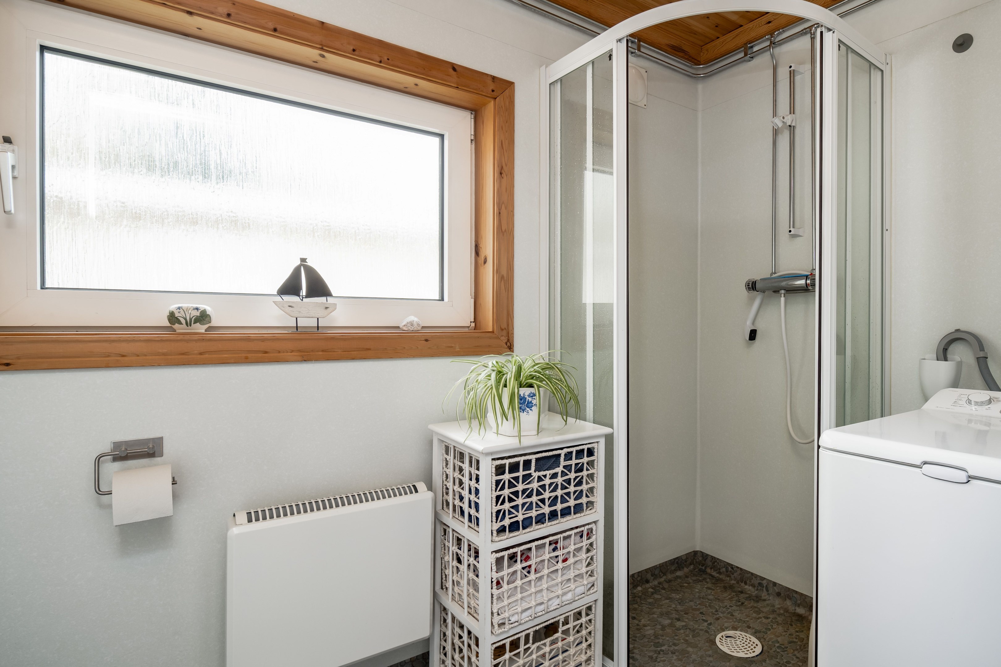 Renoverat duschrum med toppmatad tvättmaskin