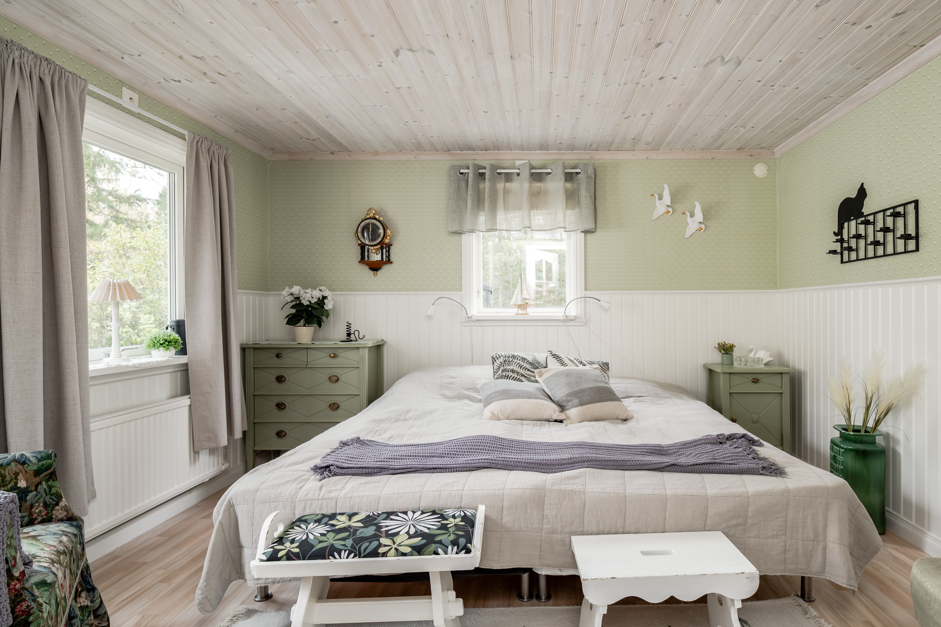 Sovrum med plats för dubbelsäng