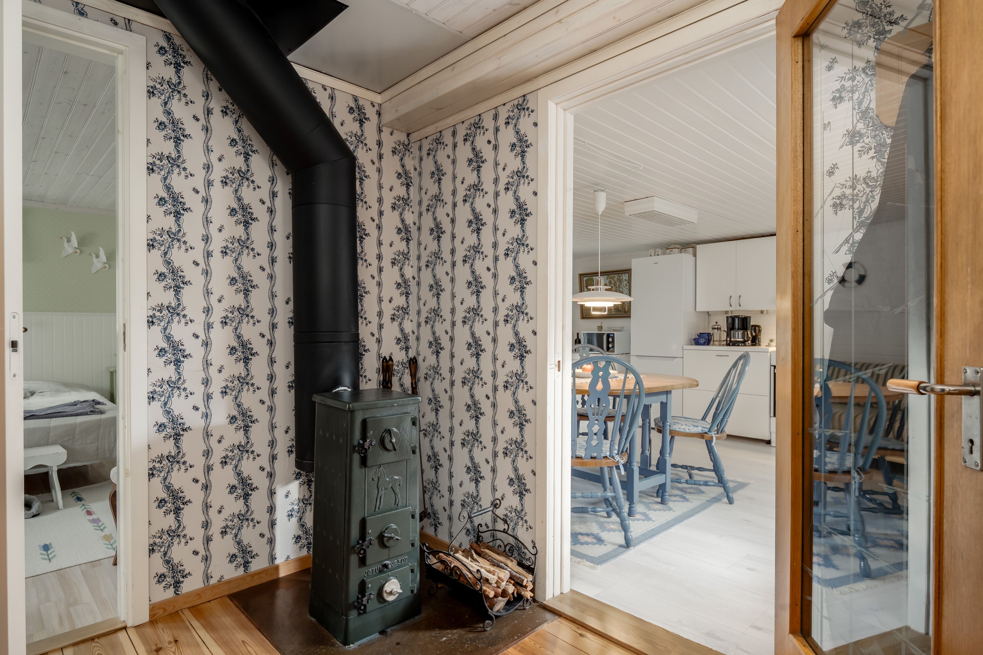 Möblerbar hall med centralt placerad kamin