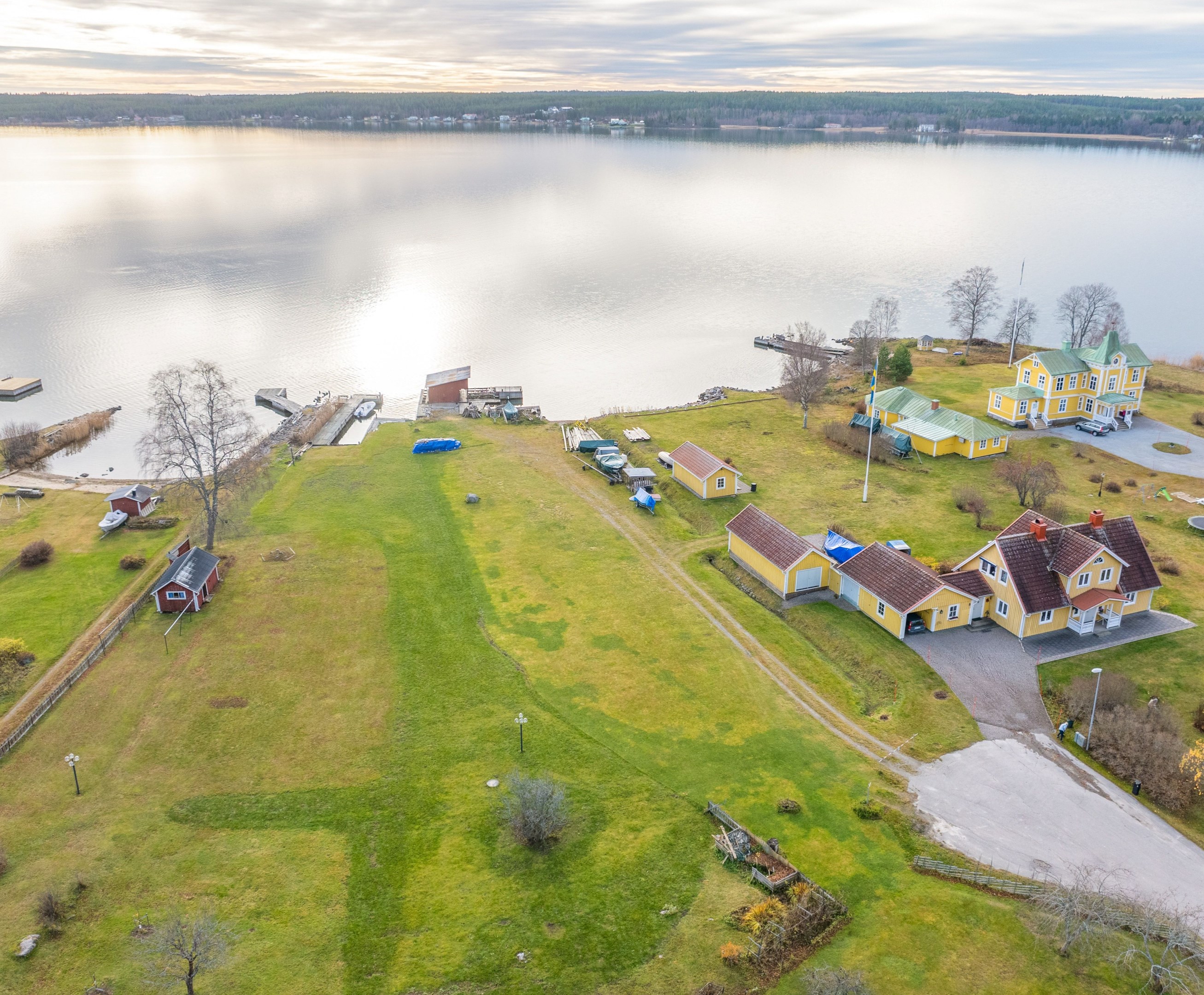 Bygglov och strandskyddsdispens krävs