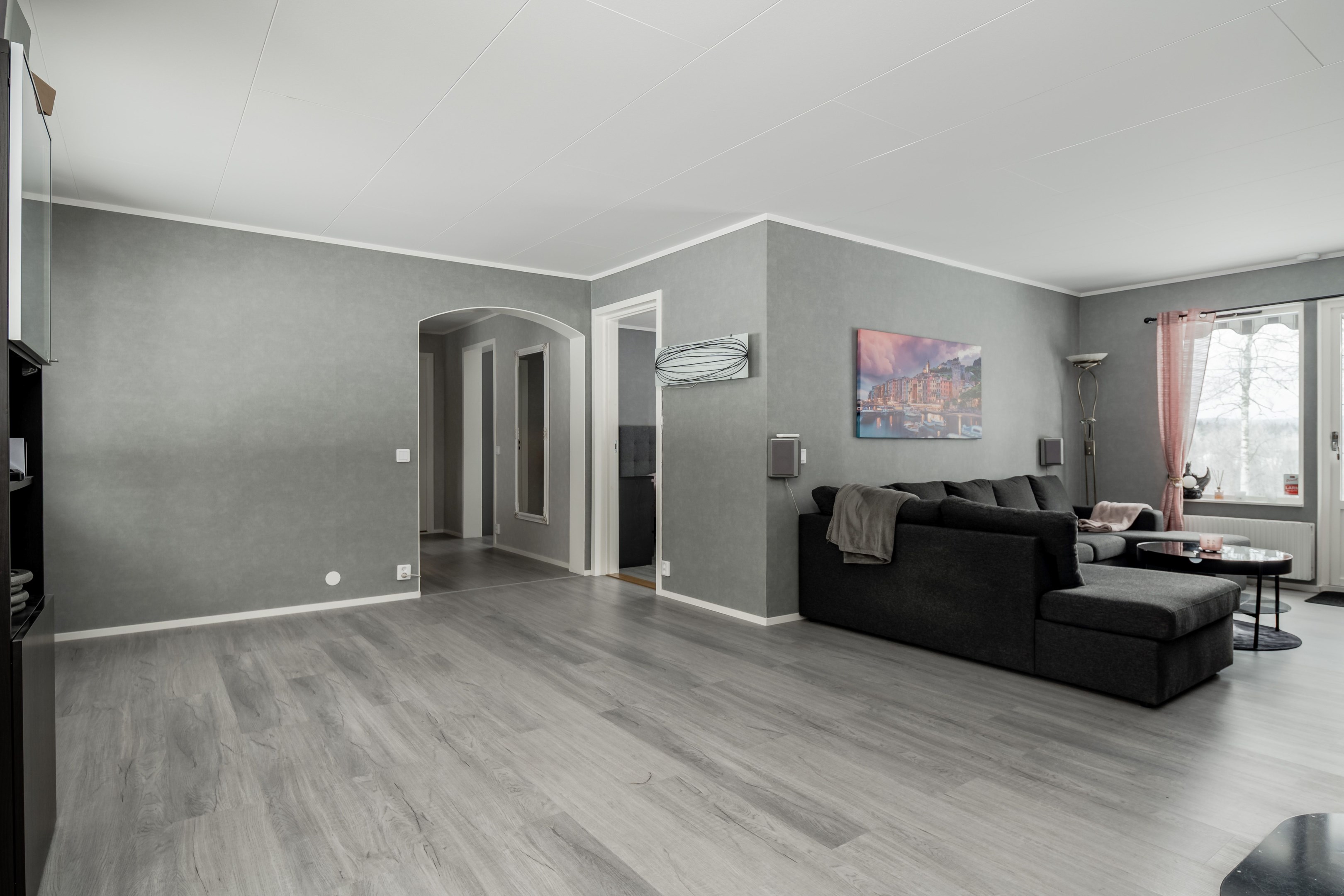 Vardagsrum i vinkel med plats för både soff- och matgrupp