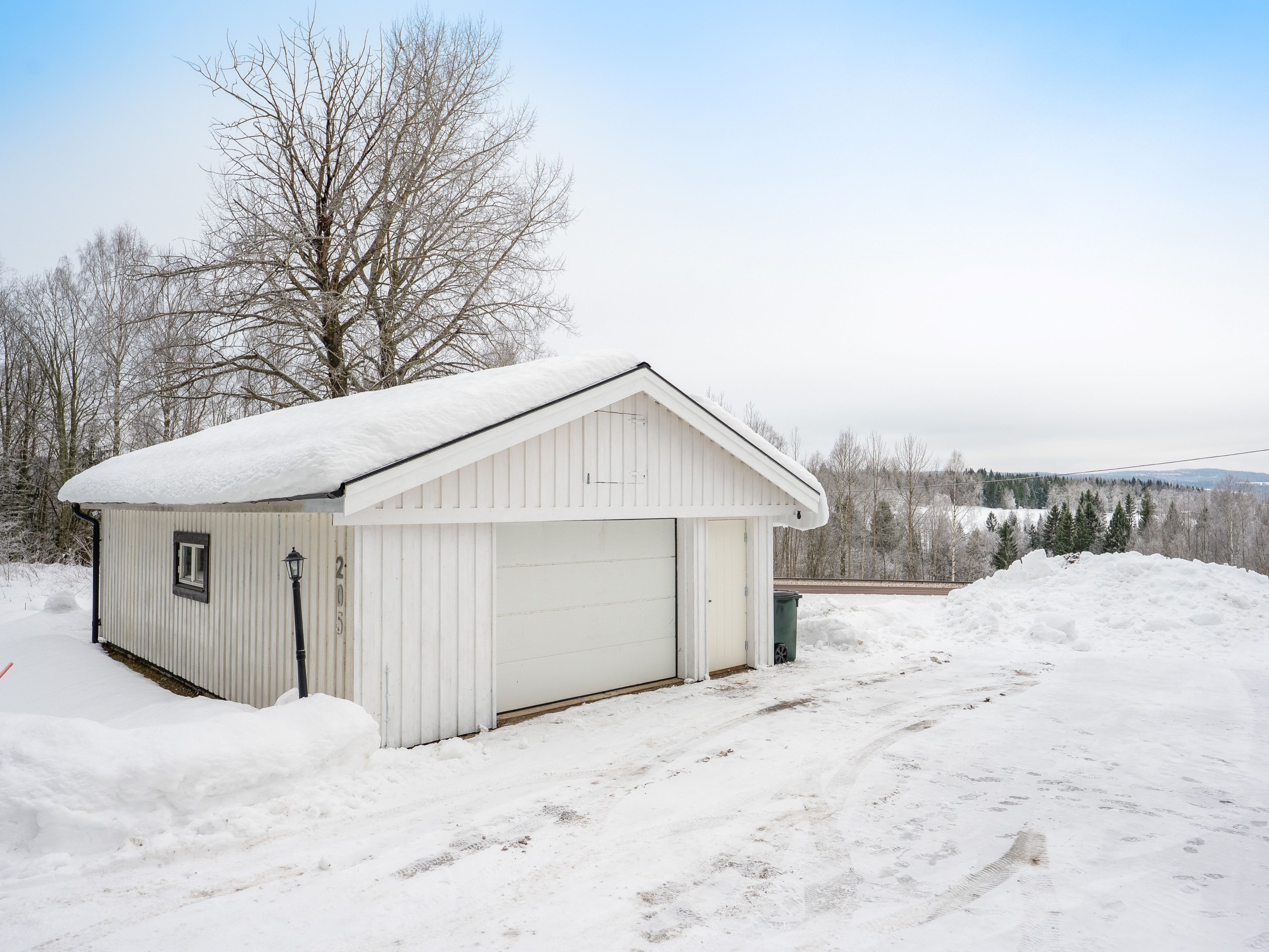 varmgarage om 55 kvm, luftvärmepump och fjärrstyrd port