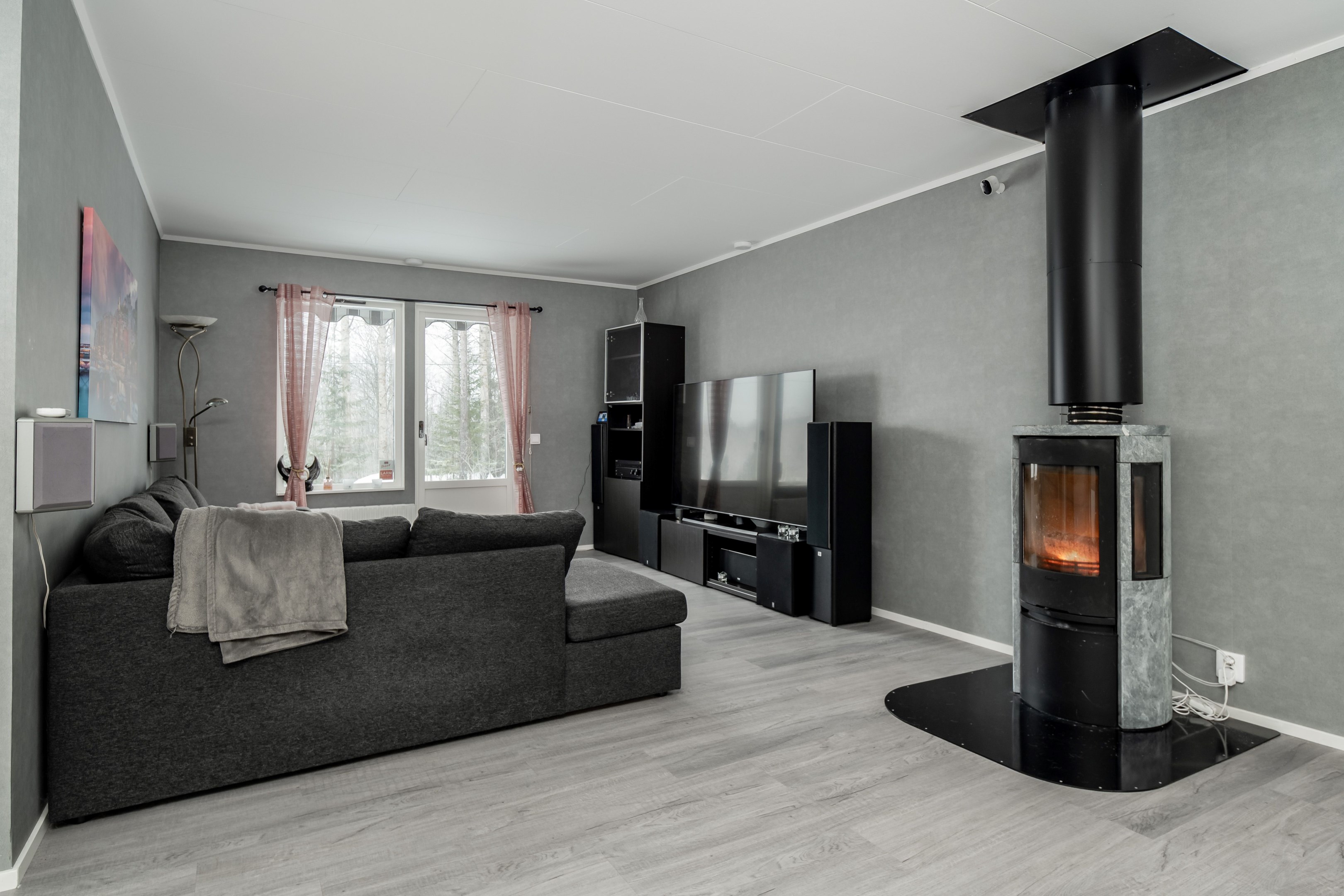 Vardagsrum med kamin