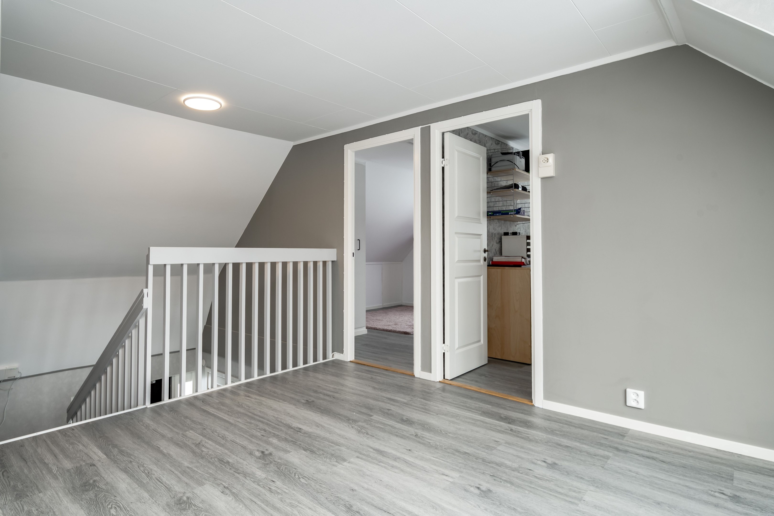 Övervåning med allrum, 3 sovrum och duschrum