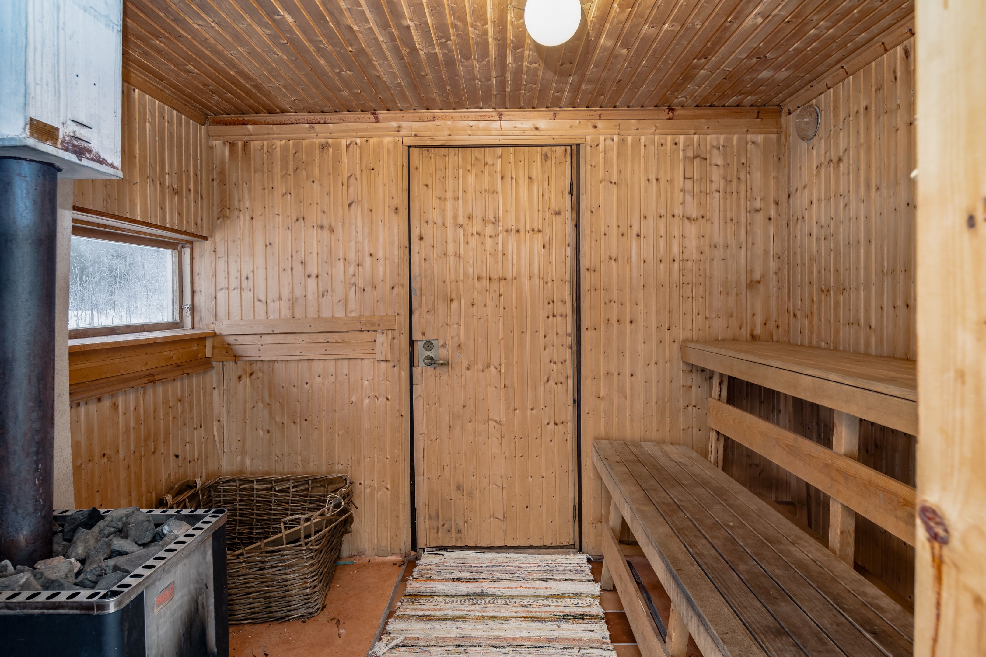 Byggnad med vedeldad bastu