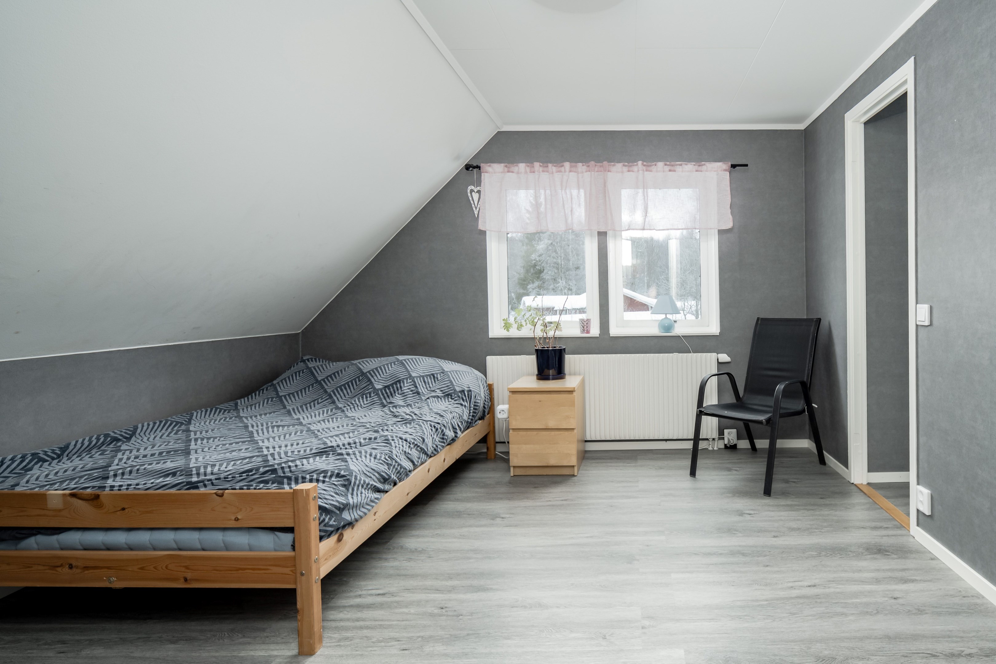 Sovrum med tillhörande klädkammare