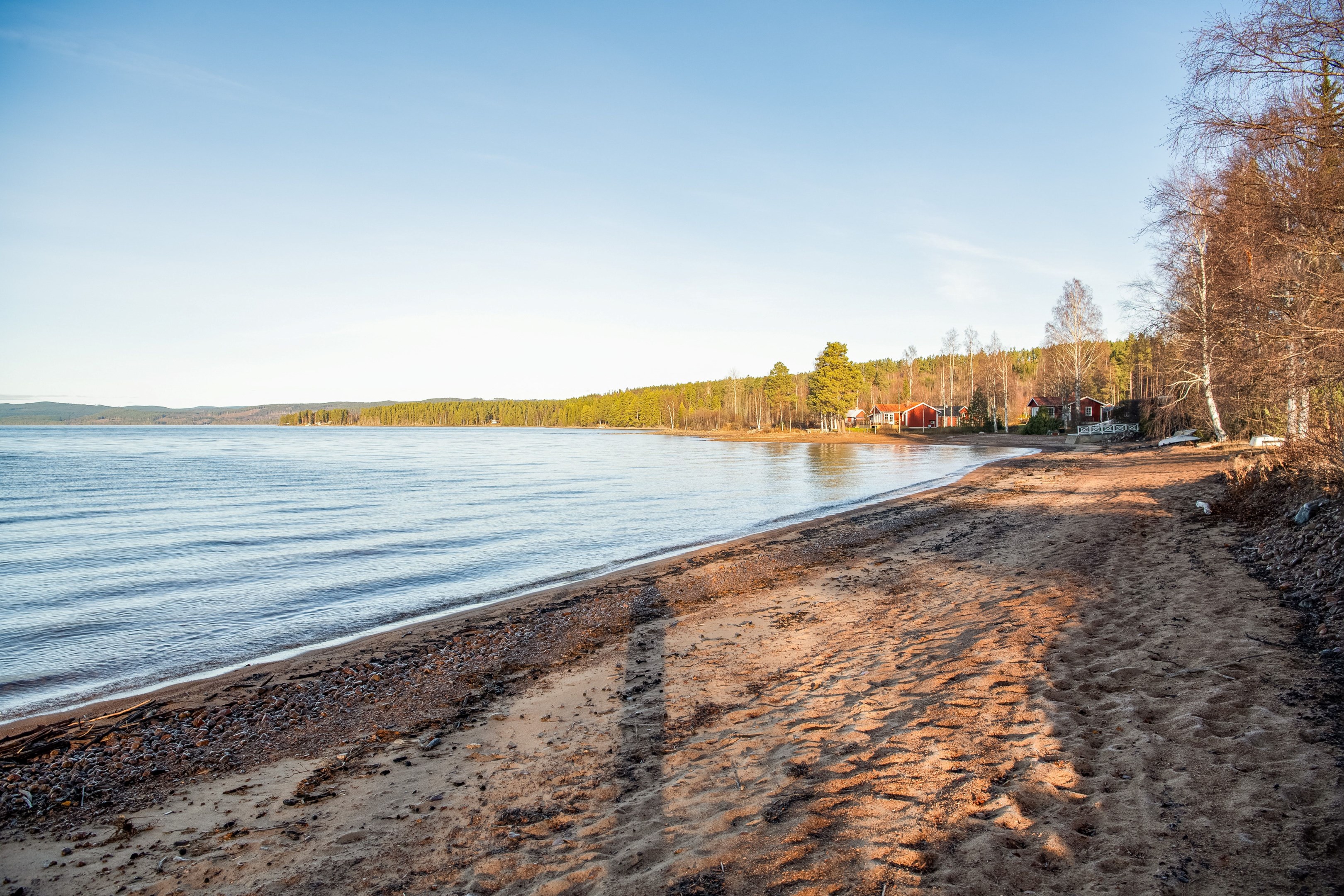 Större strand finns några hundra meter bort