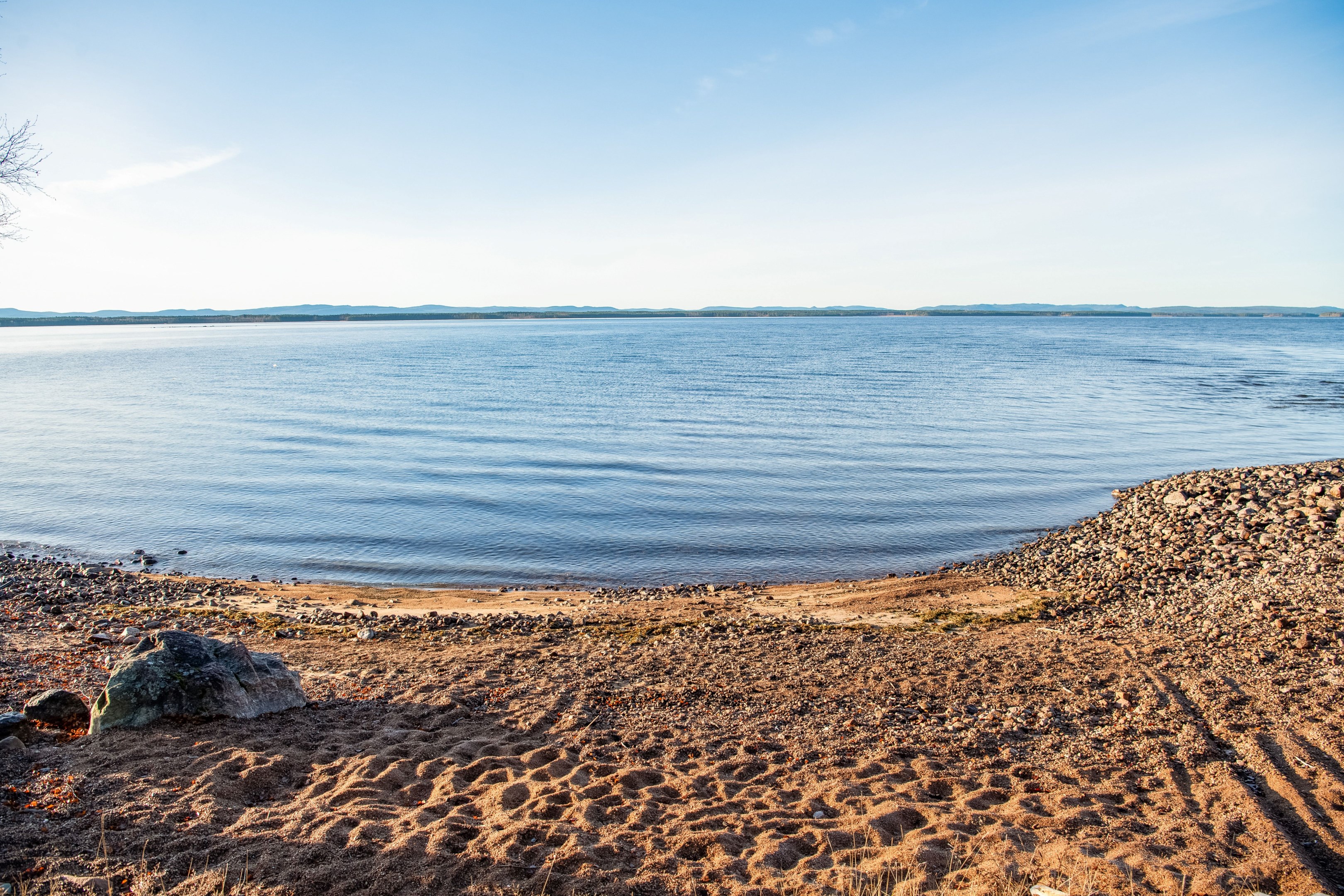 Strand 150 m från stugan