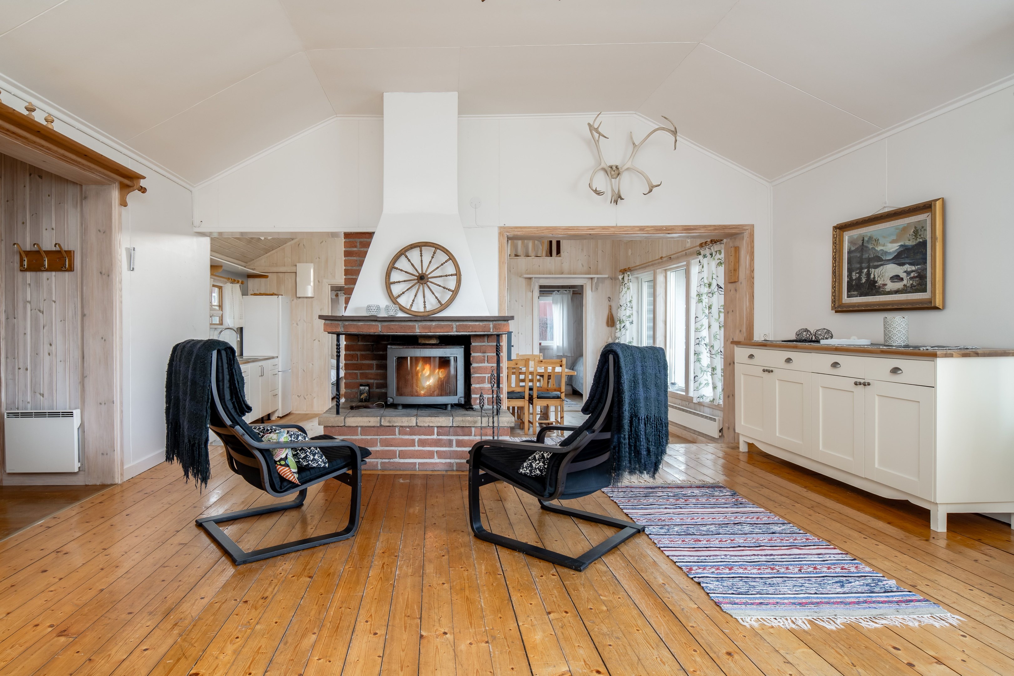 Stort allrum med kamin öppet mot kök