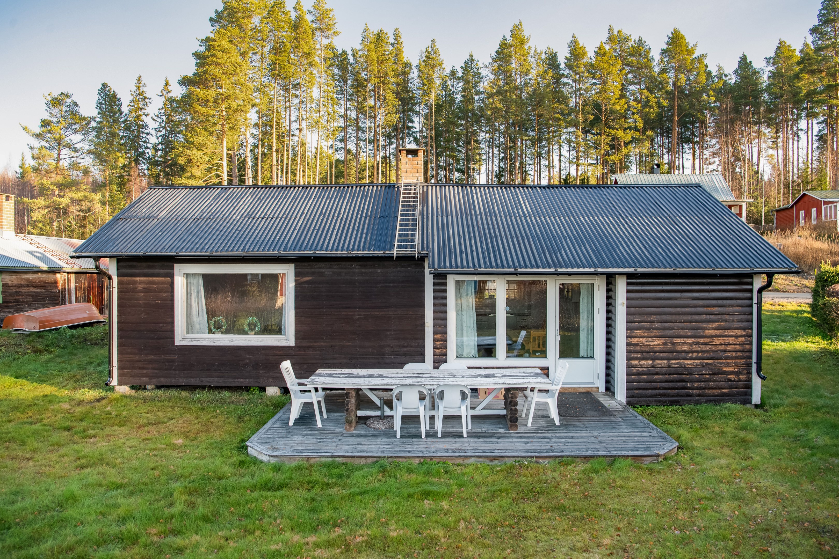 Utgång från köket till uteplats i söderläge