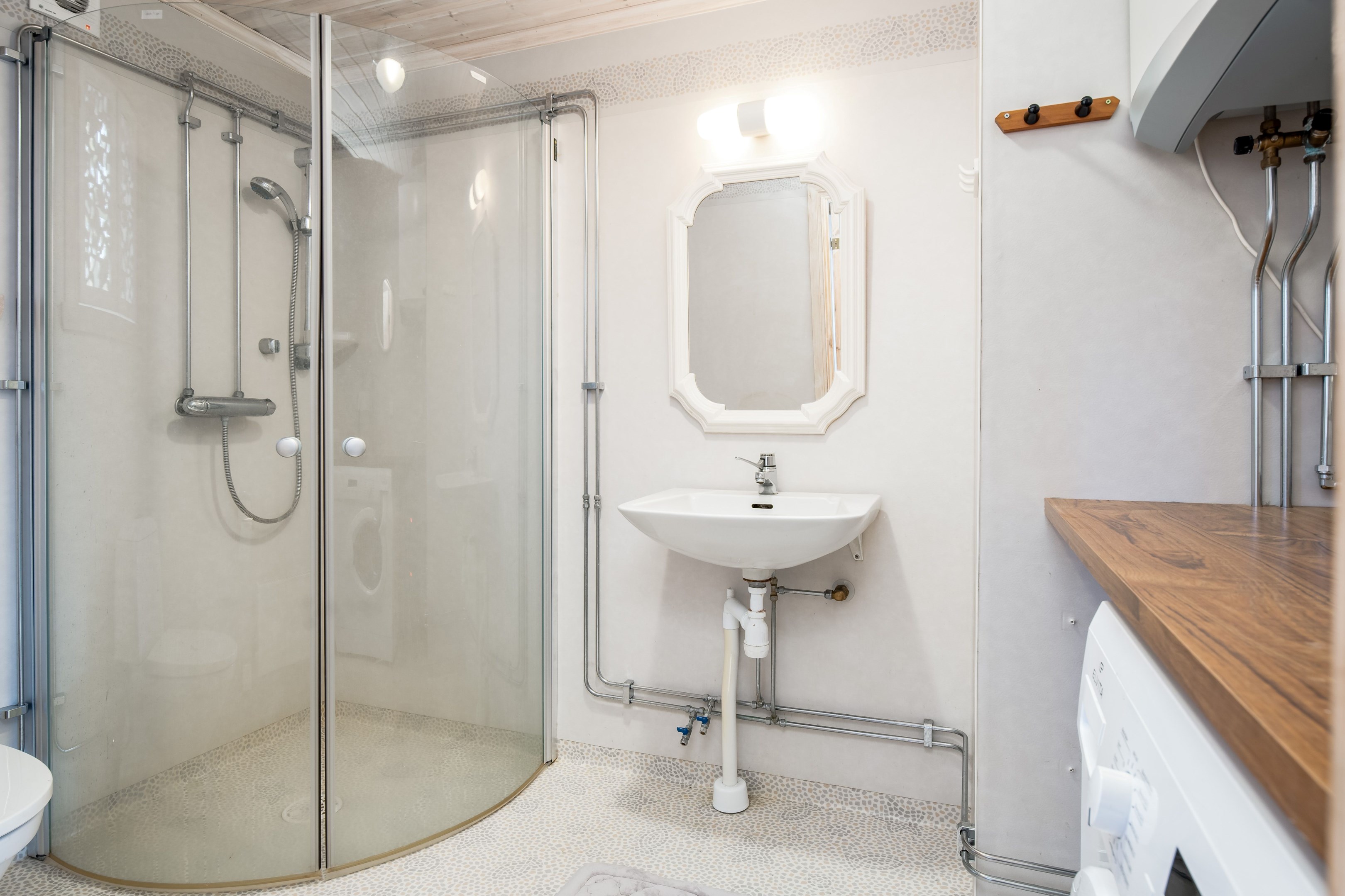 Duschrum med tvättmaskin