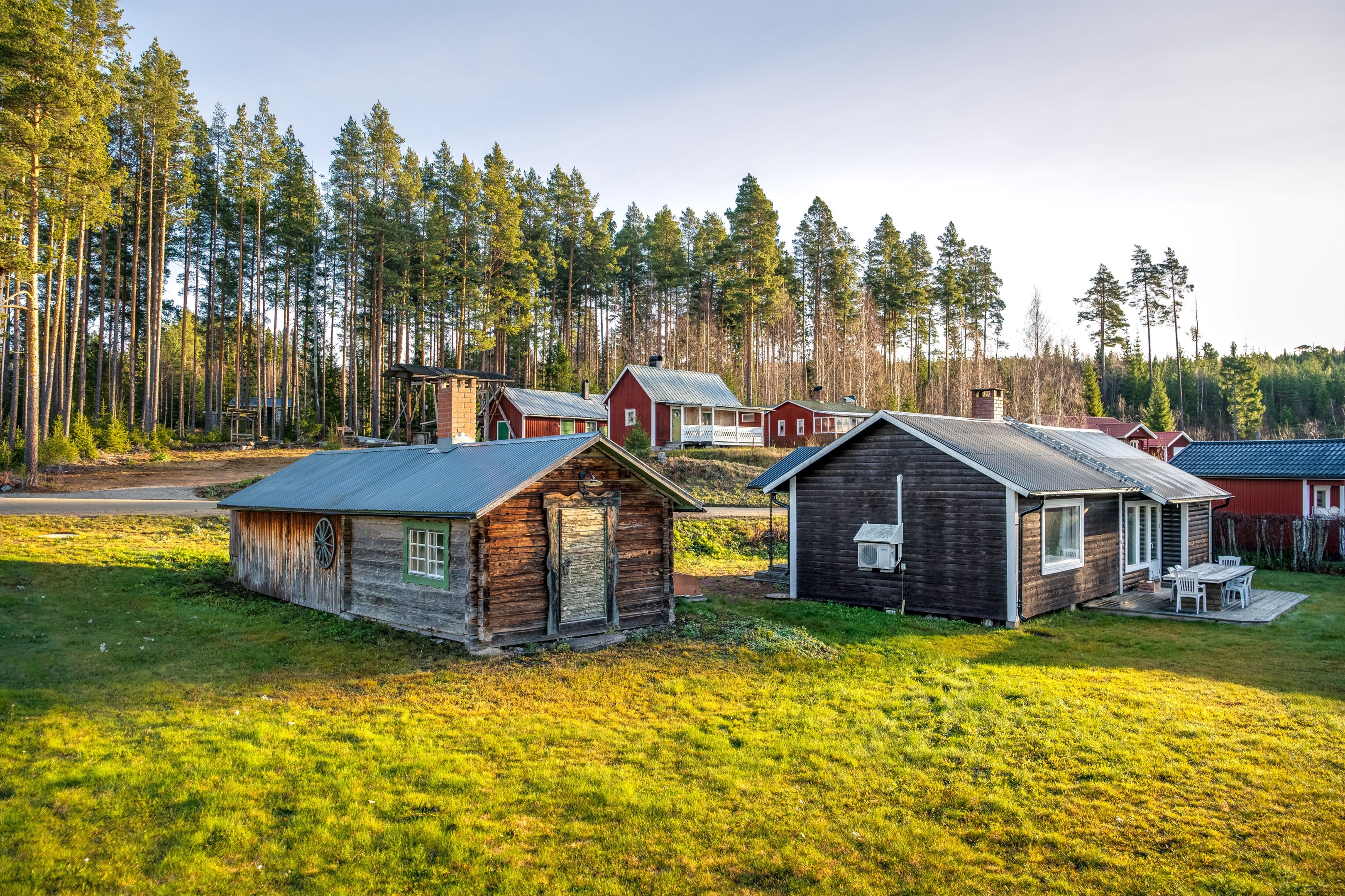 Gäststuga och uteplats mot söder