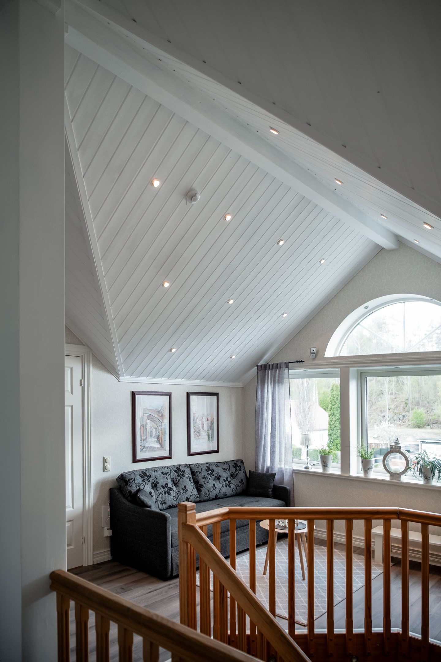 Brutet tak med spotar