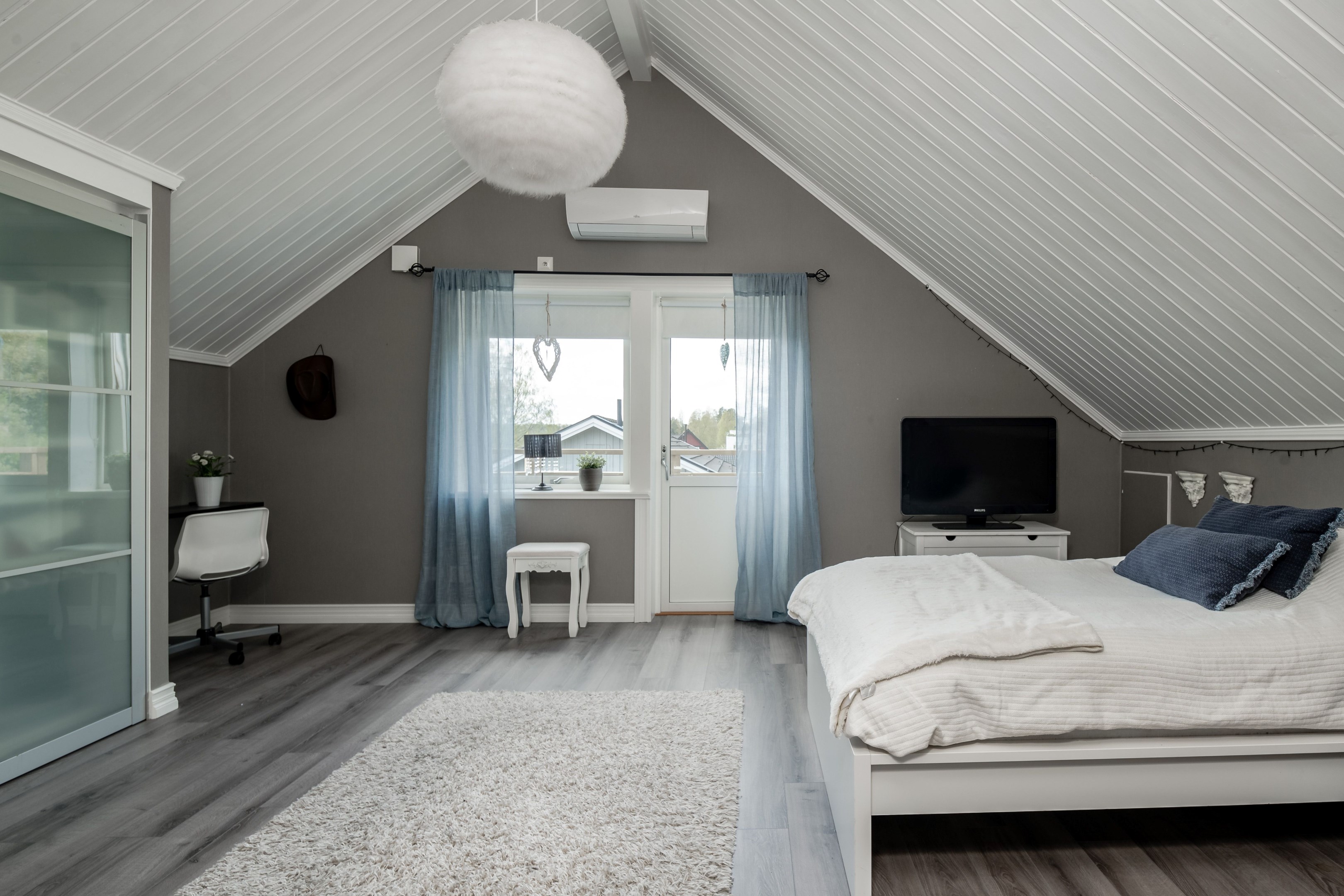 Sovrum med utgång till nybyggd balkong