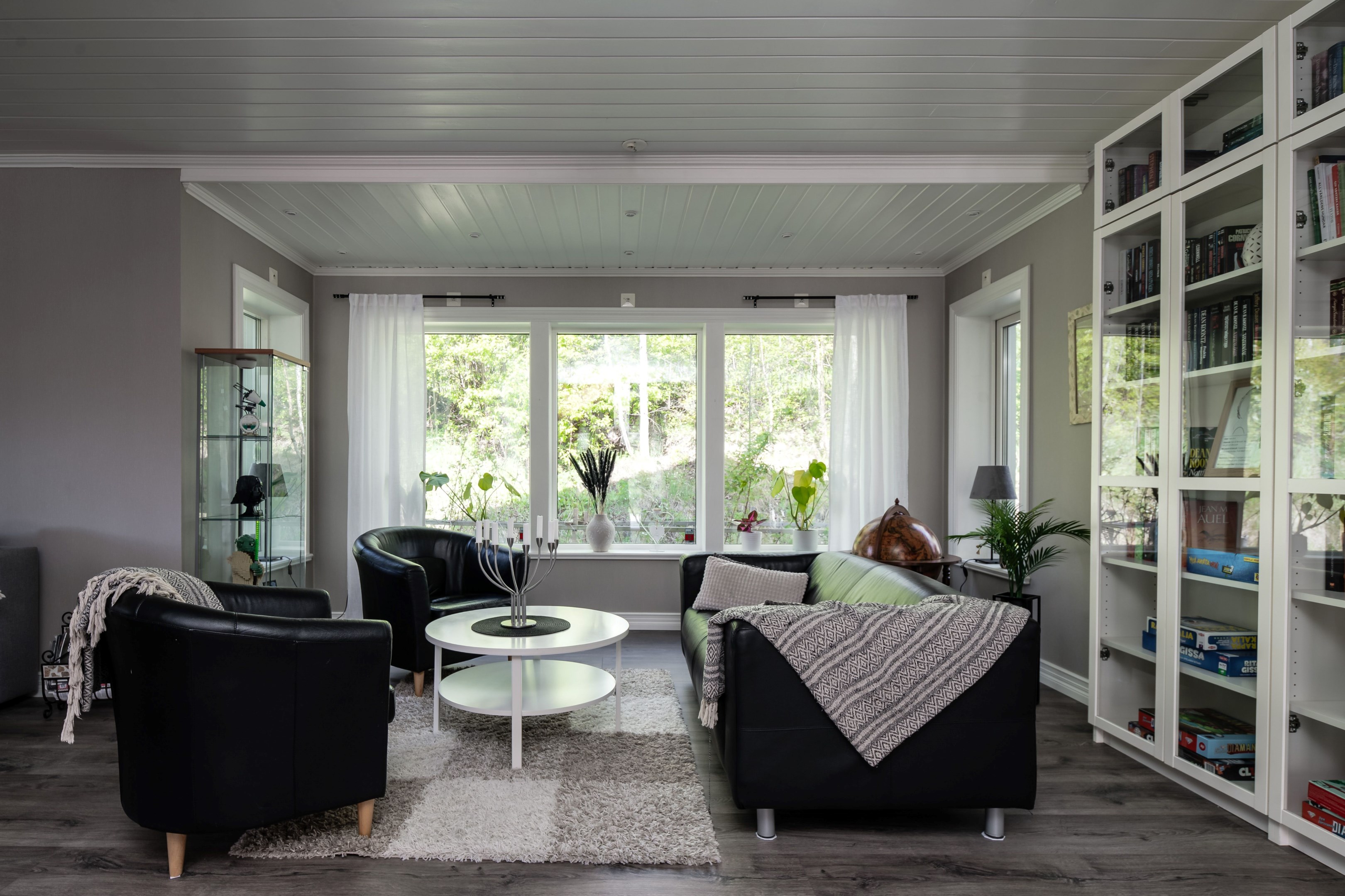 Vardagsrum med stora fönsterpartier