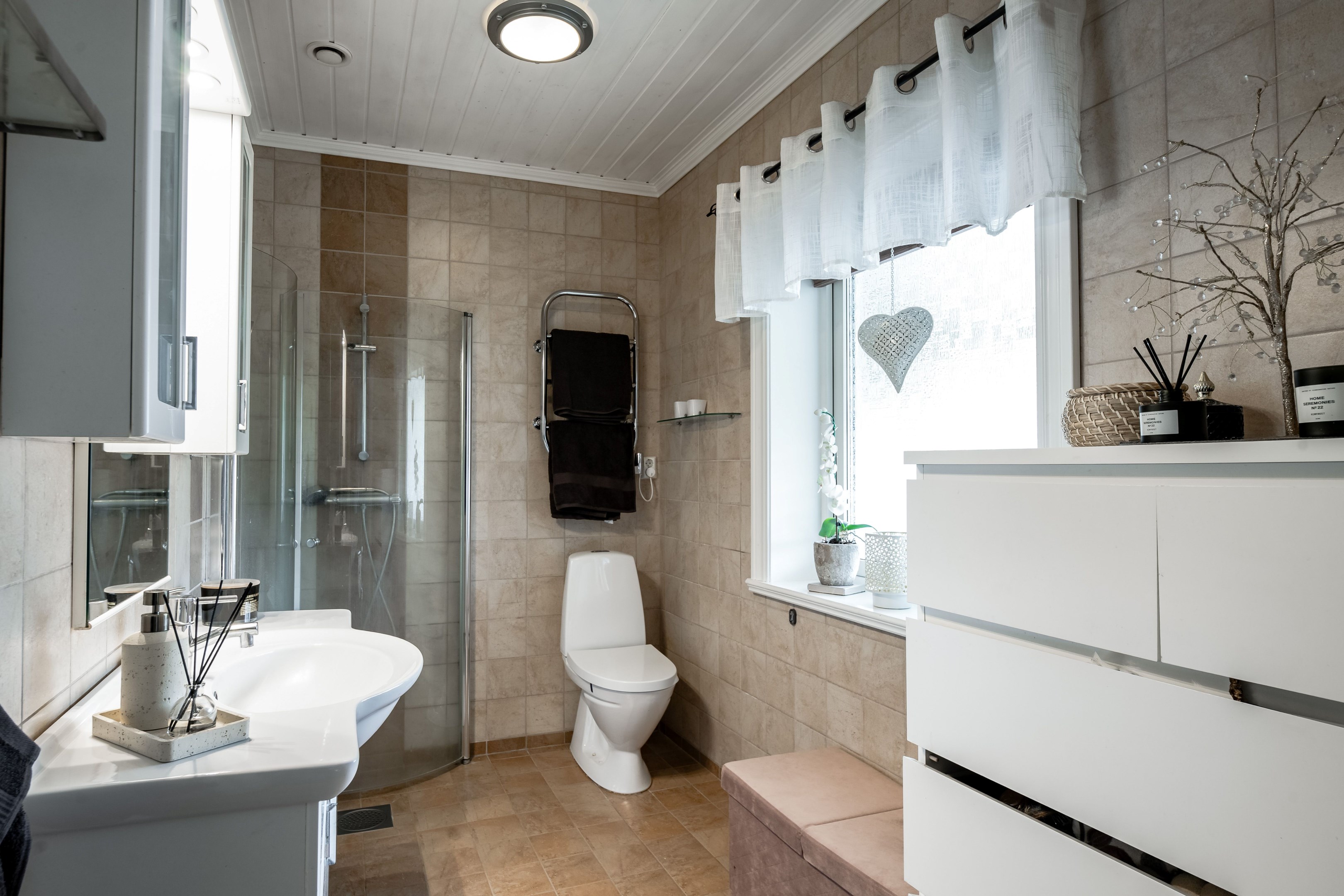 Badrum entréplan med kakel och klinker