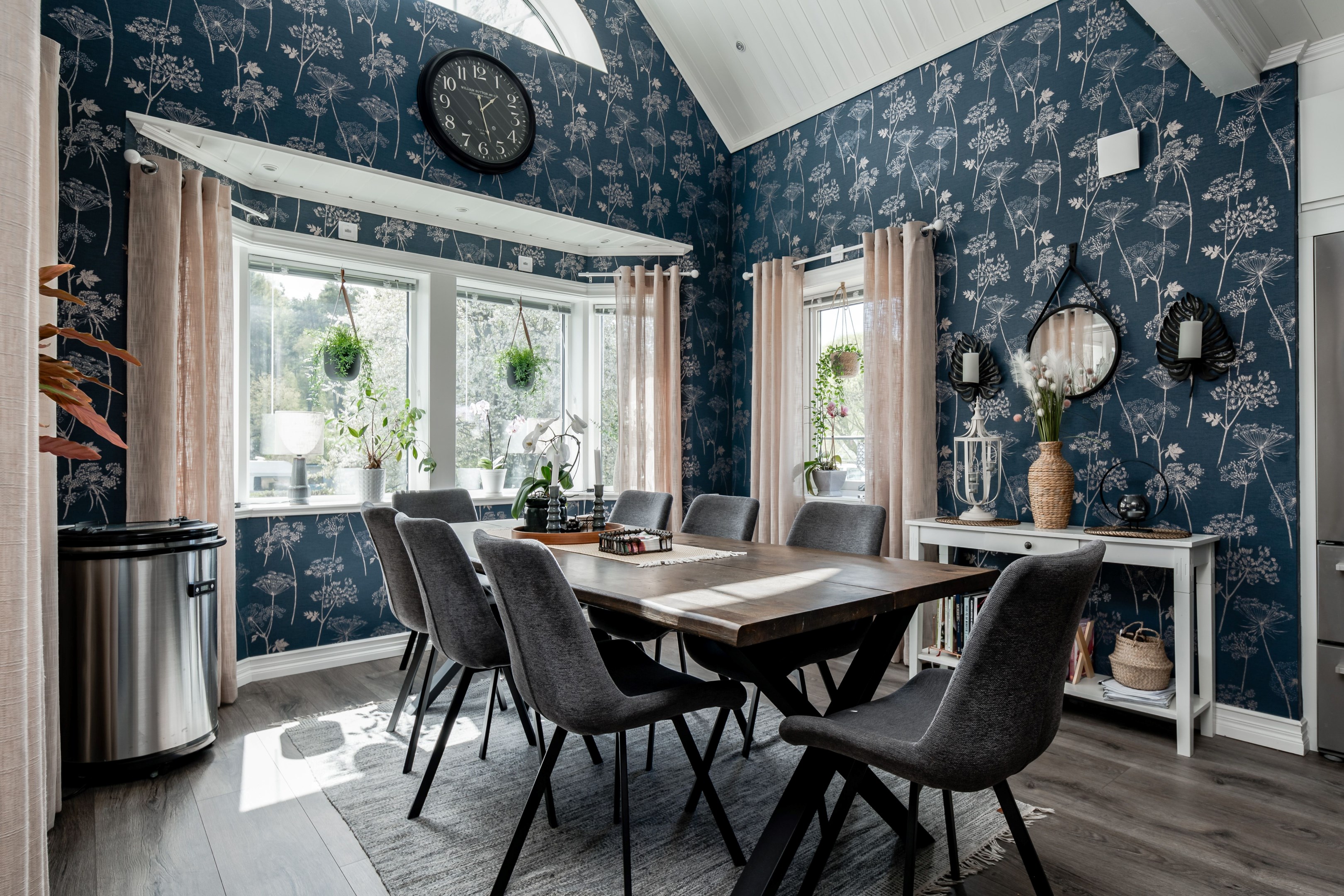 Rymlig matplats med högt i tak