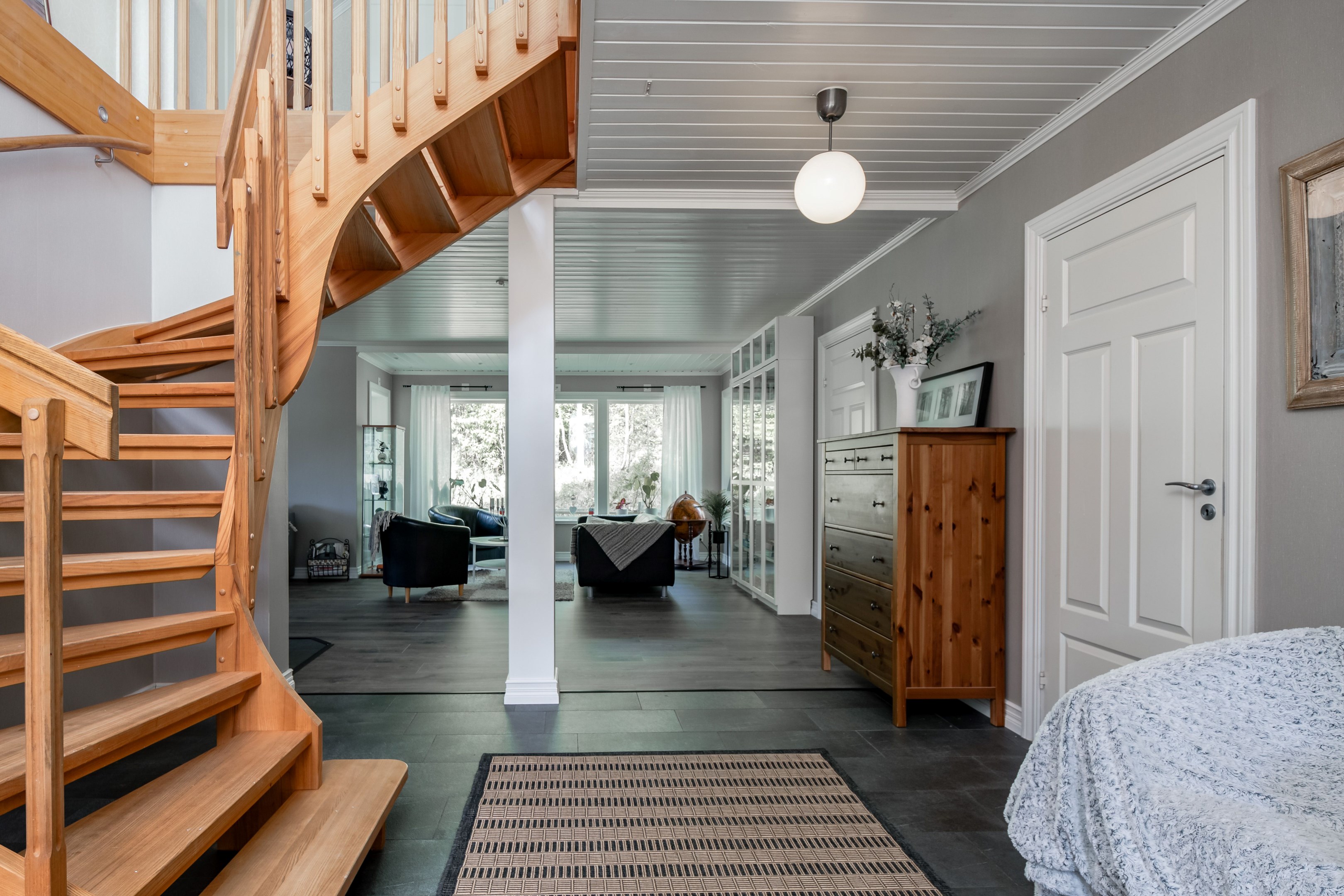 Stor hall i öppen planlösning mot vardagsrum och kök