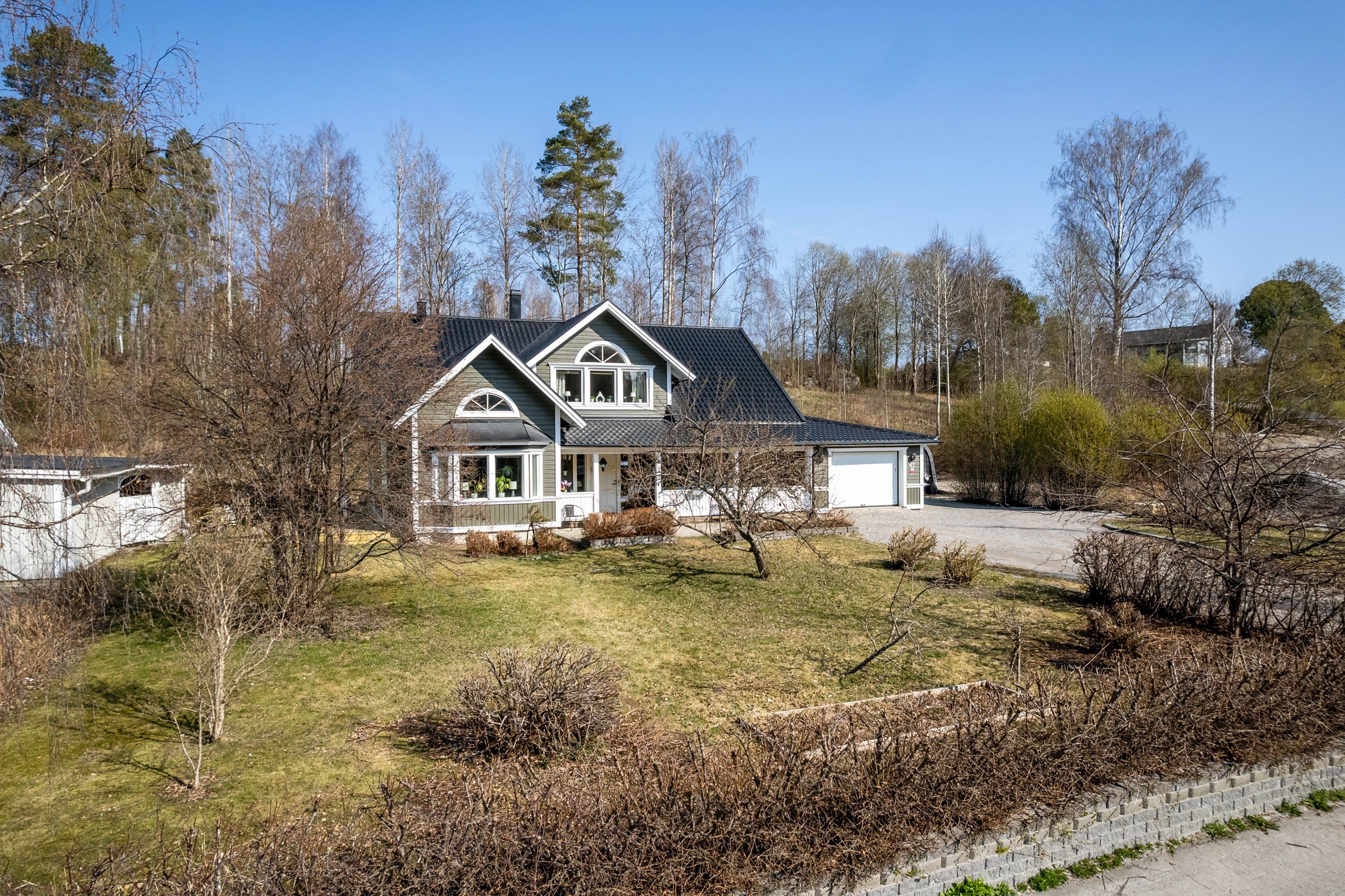 Tomt med fruktträd och bärbuskar