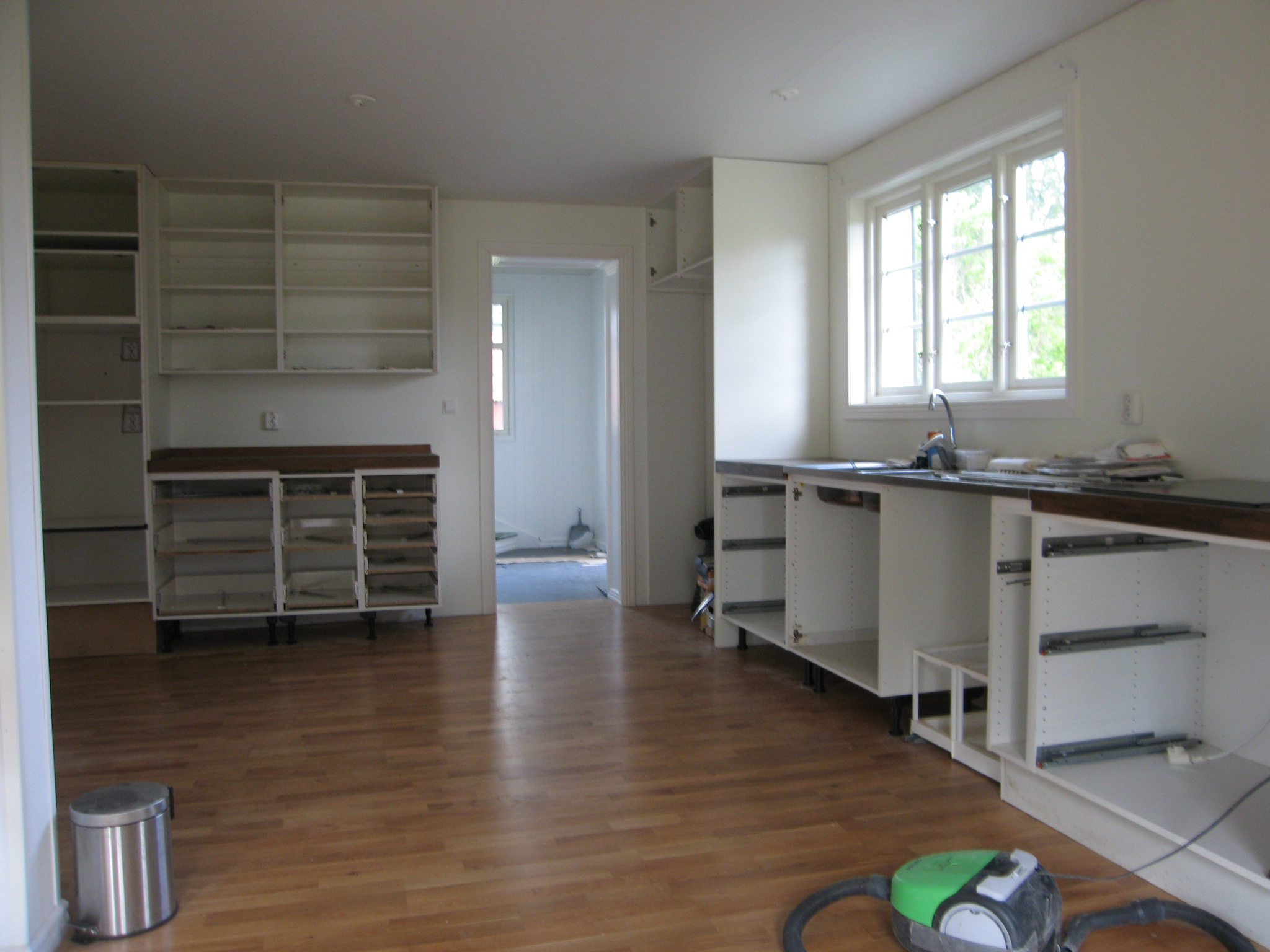 Kök med öppen planlösning mot vardagsrum