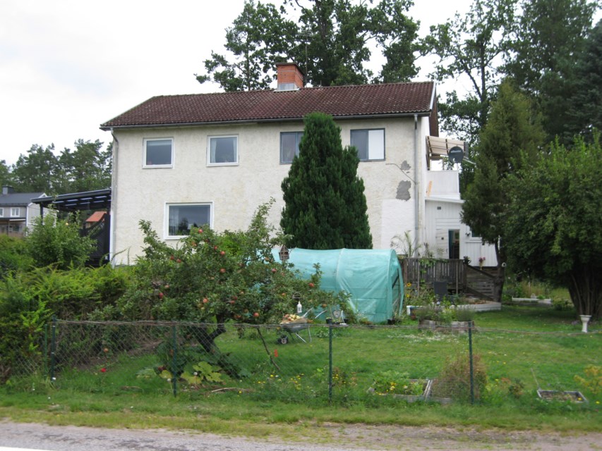Parhus 1/2 huset är till salu som en egen fastighet